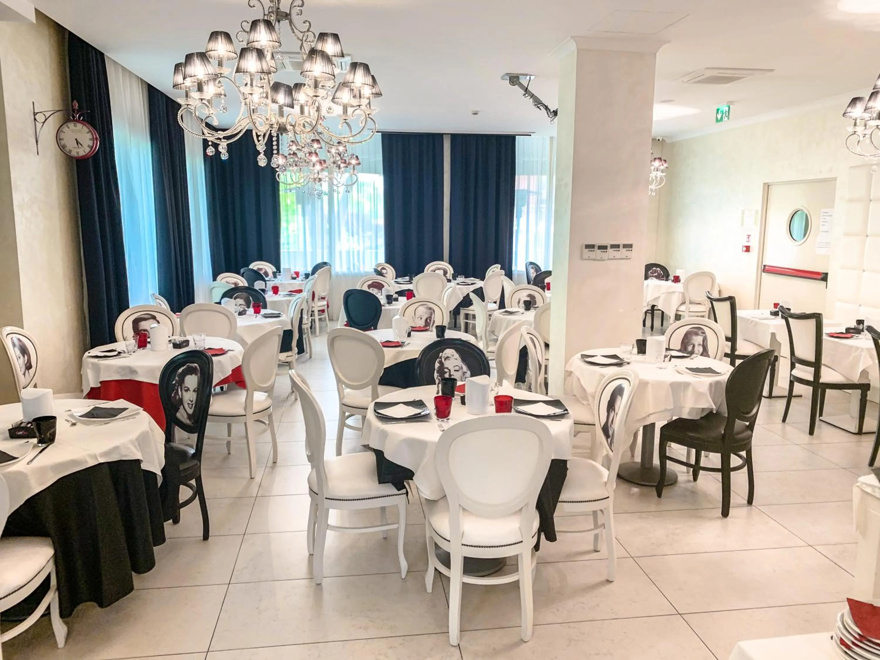 Restaurant/places to eat in Hotel Le Cinéma