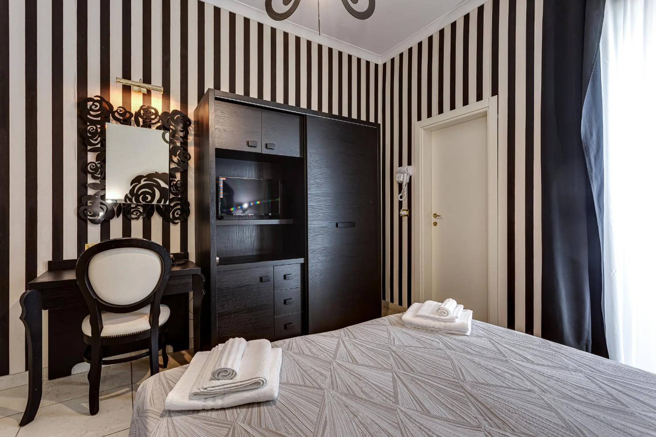 Photo of the whole room in Hotel Le Cinéma