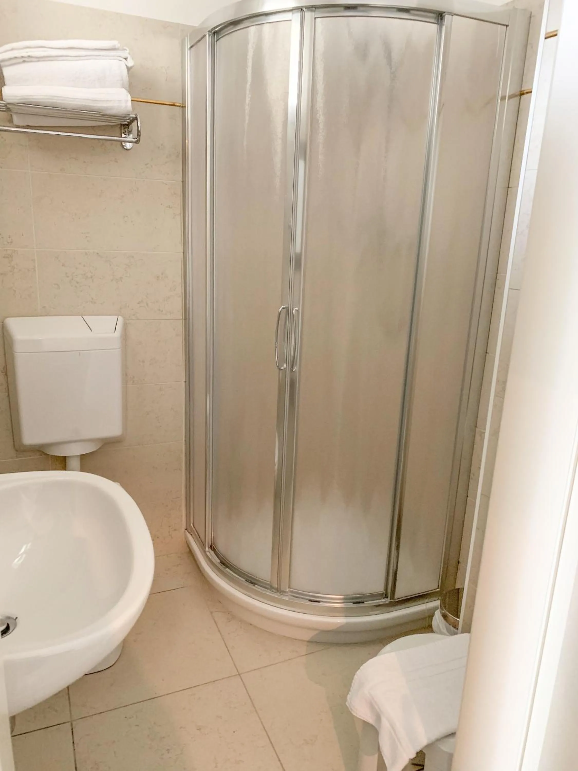 Shower in Hotel Le Cinéma