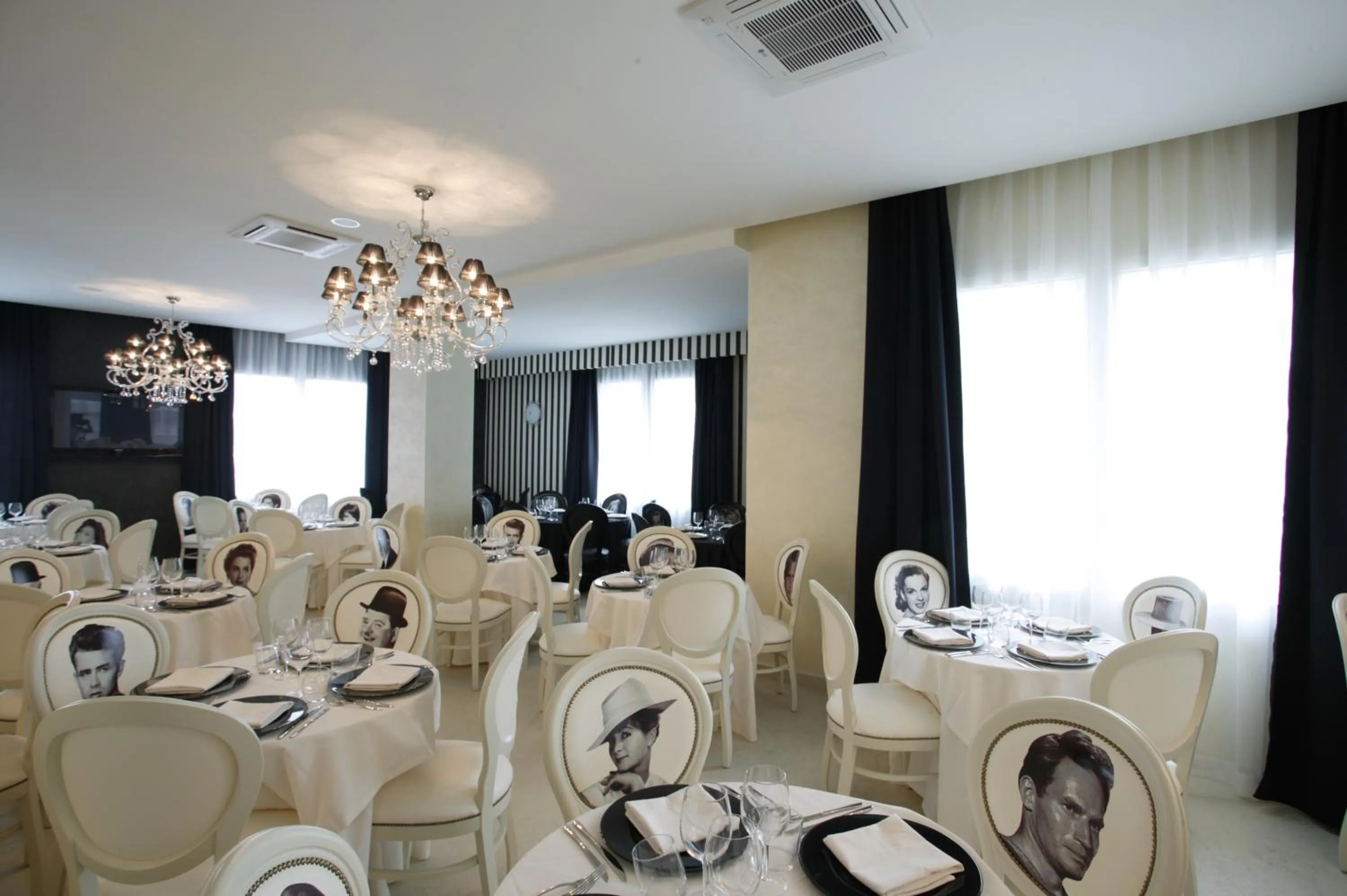 Restaurant/places to eat in Hotel Le Cinéma