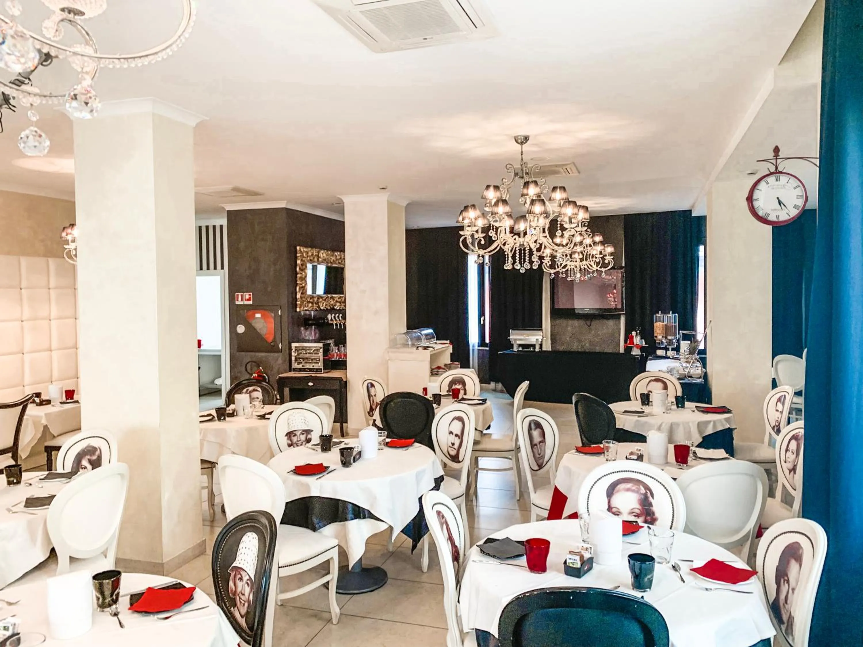 Restaurant/places to eat in Hotel Le Cinéma