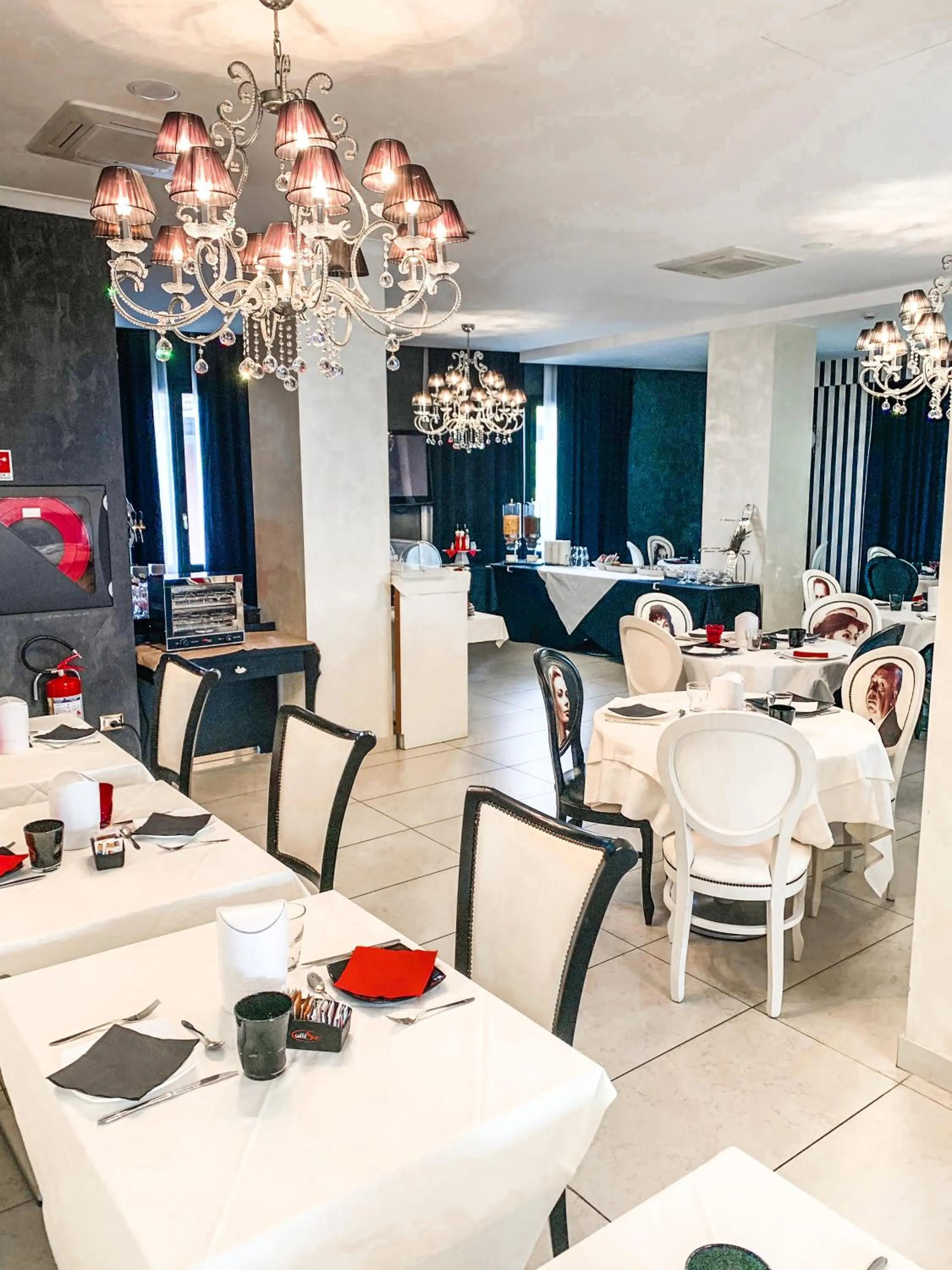 Restaurant/places to eat in Hotel Le Cinéma