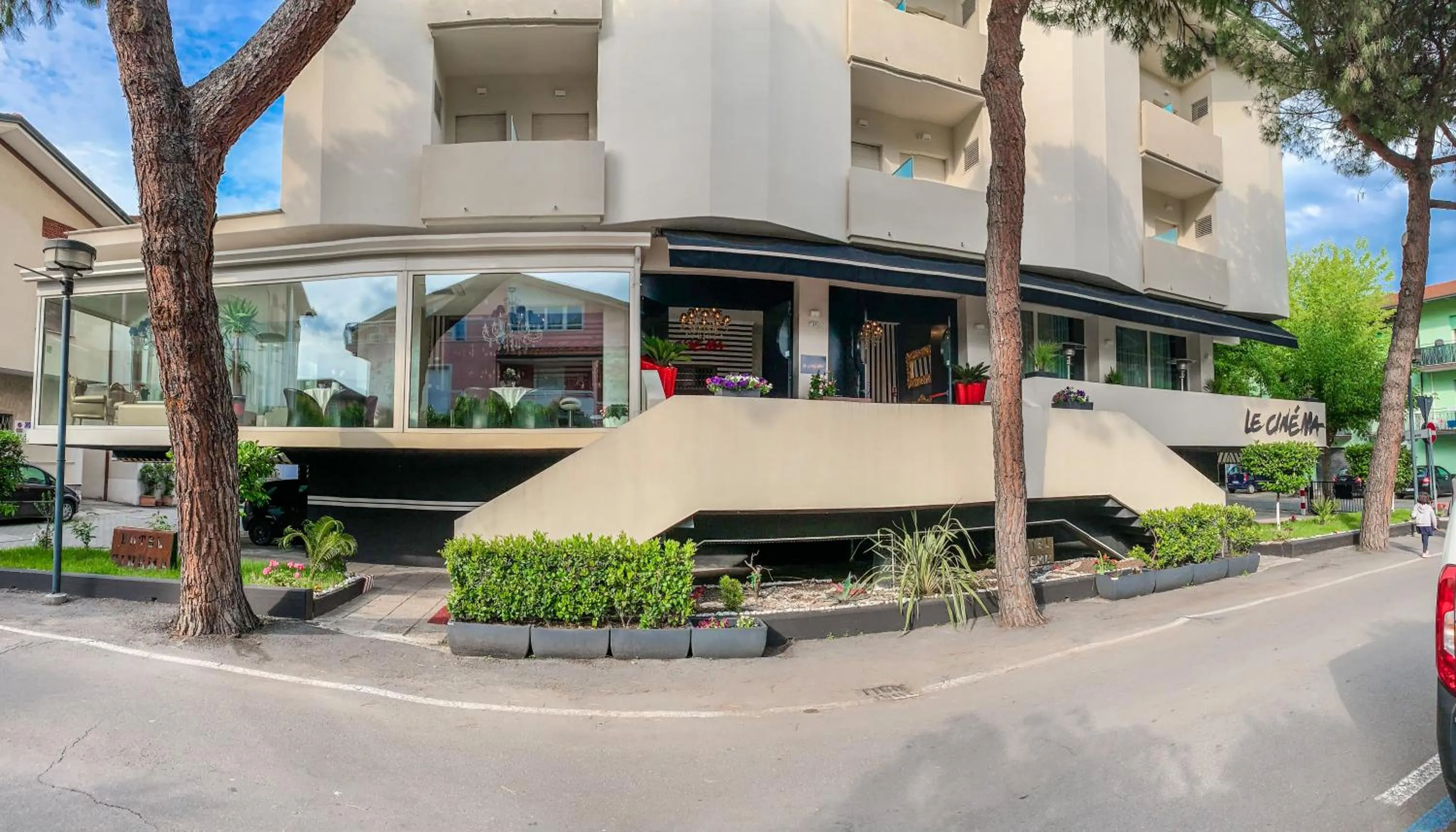 Property building in Hotel Le Cinéma