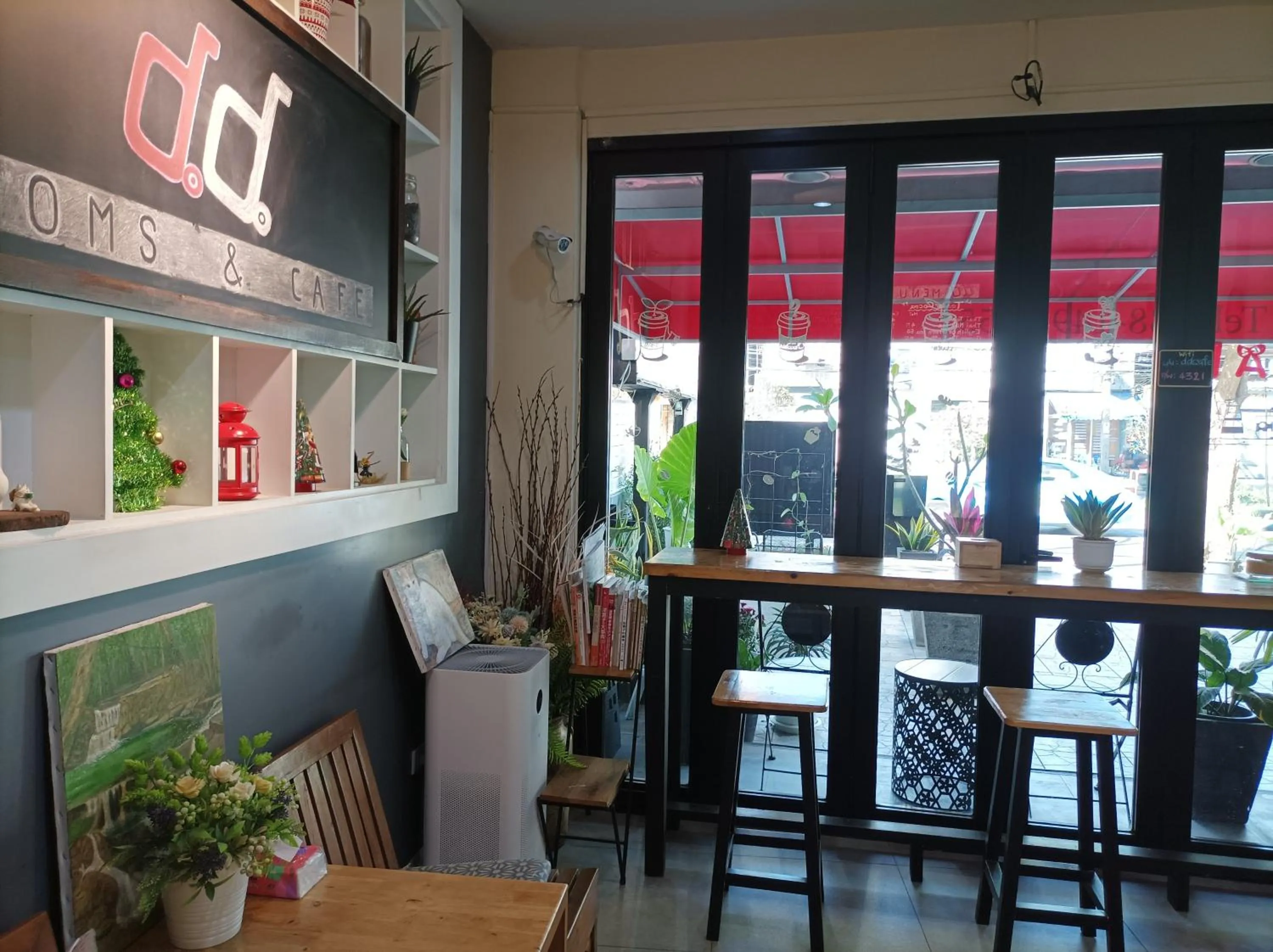 Double D Rooms & Cafe