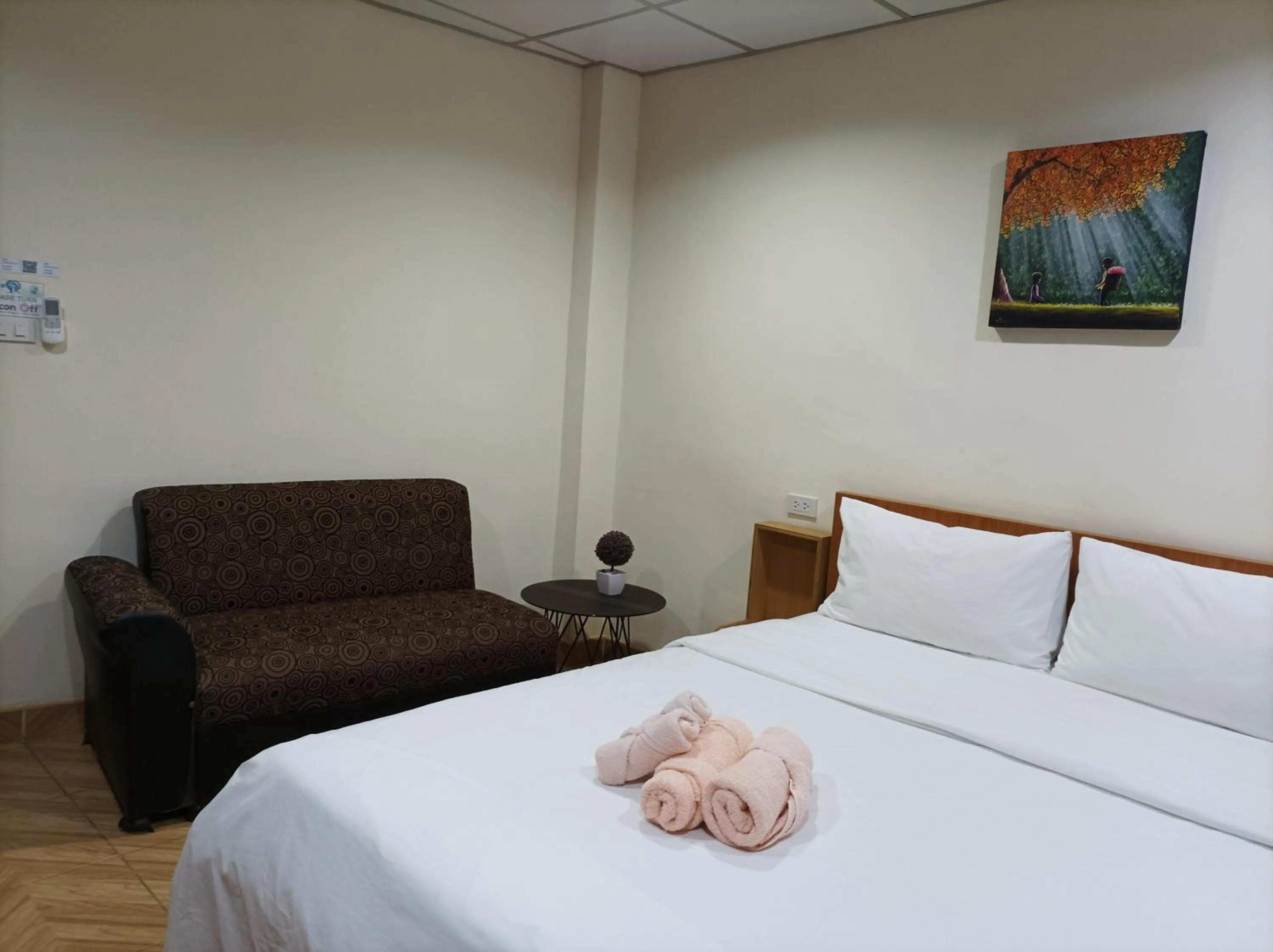 Bed in Double D Rooms & Cafe