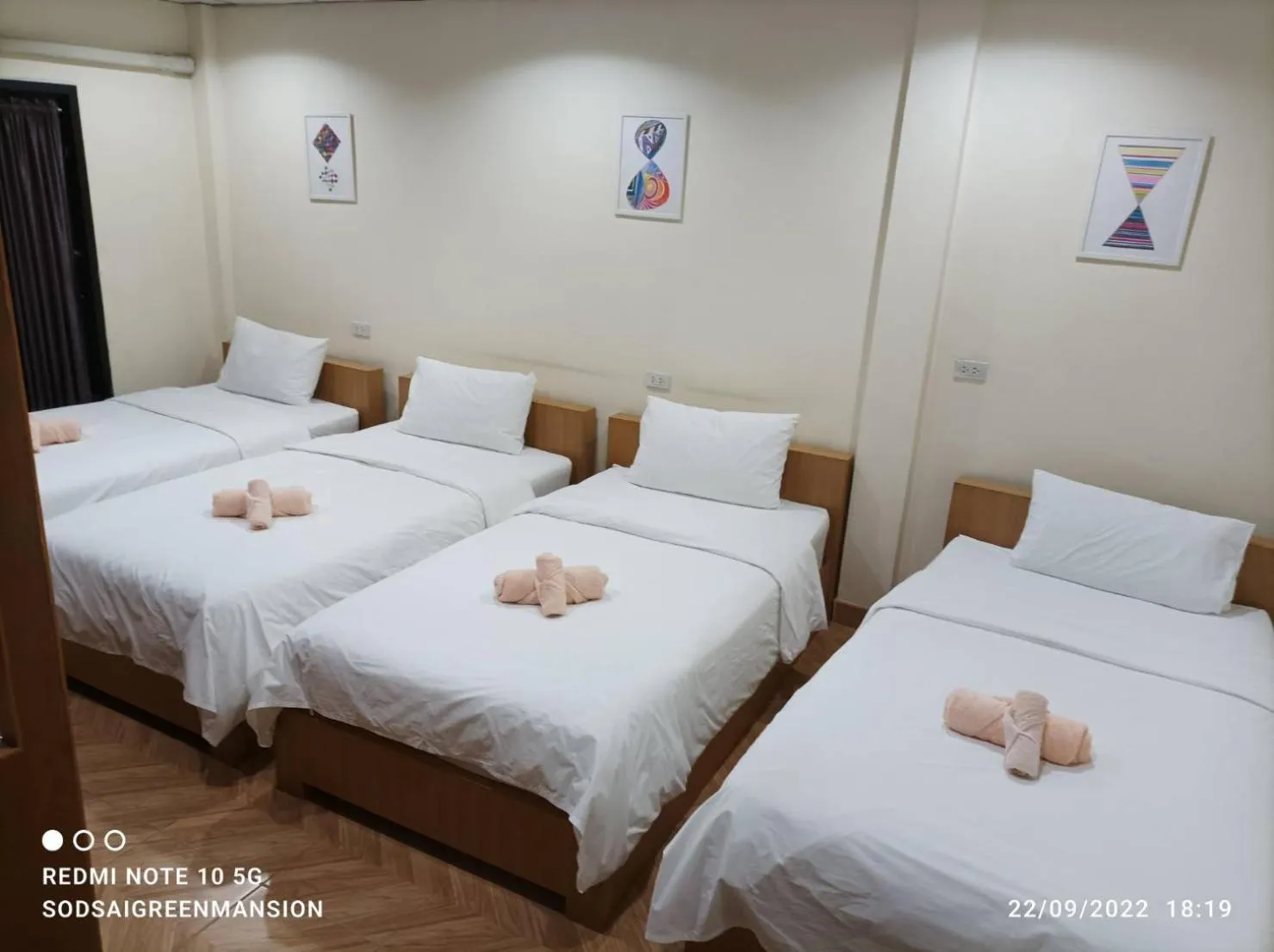 Bed in Double D Rooms & Cafe