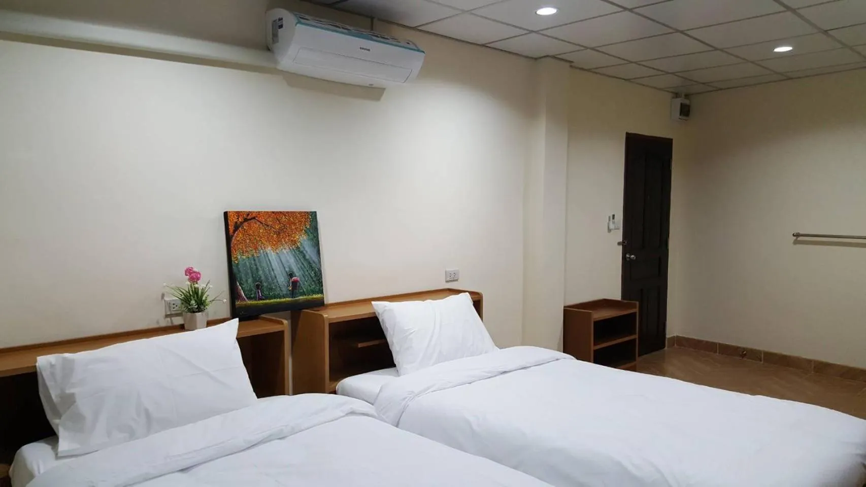 Bed in Double D Rooms & Cafe