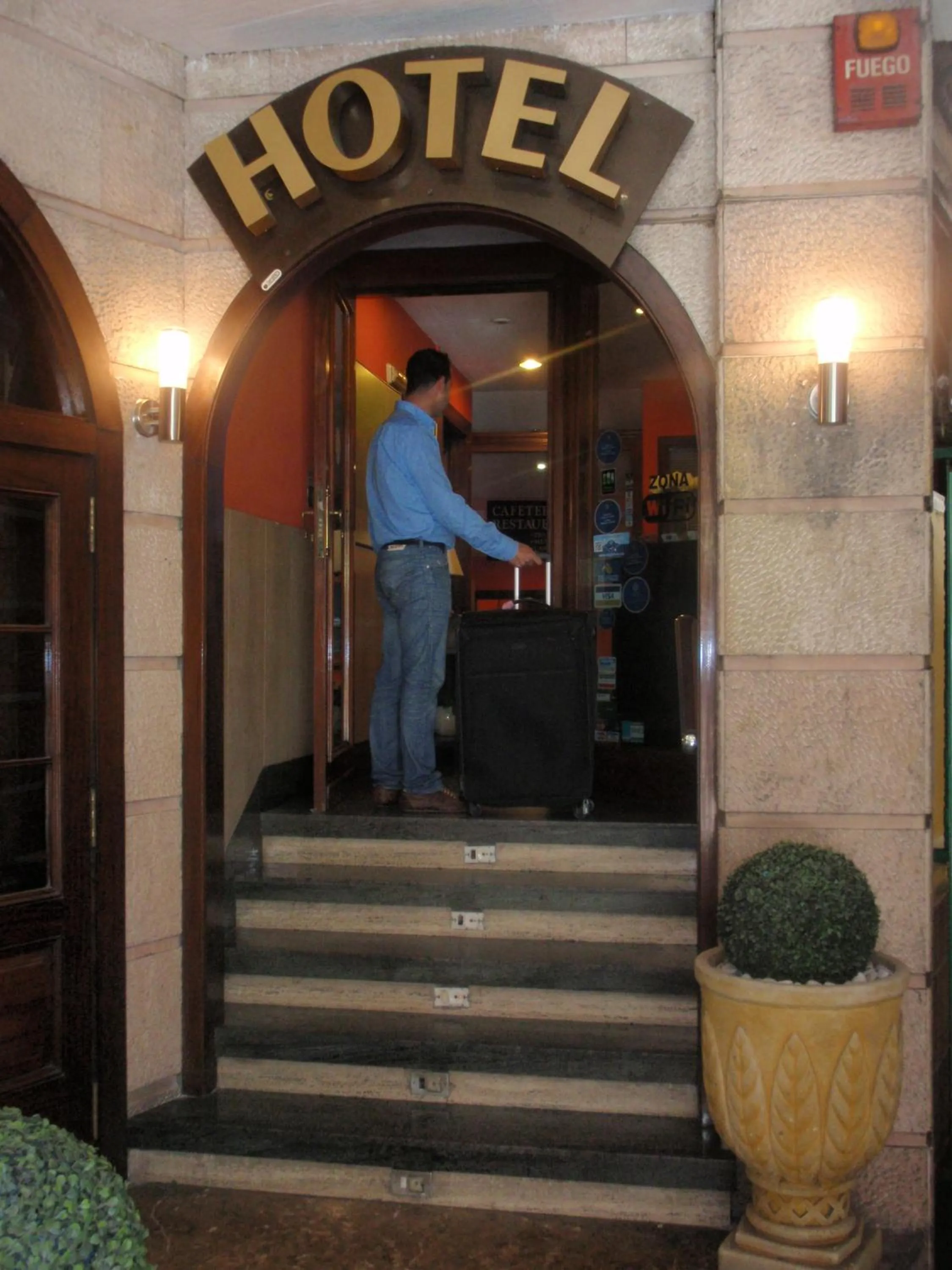 Facade/entrance in Favila Oviedo