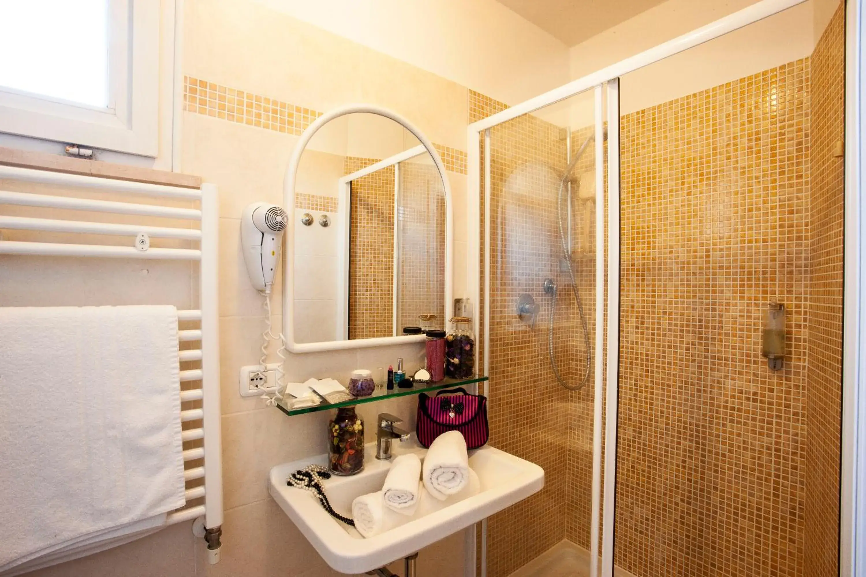 Bathroom, Coffee/Tea Facilities in Hotel Locanda Rosy