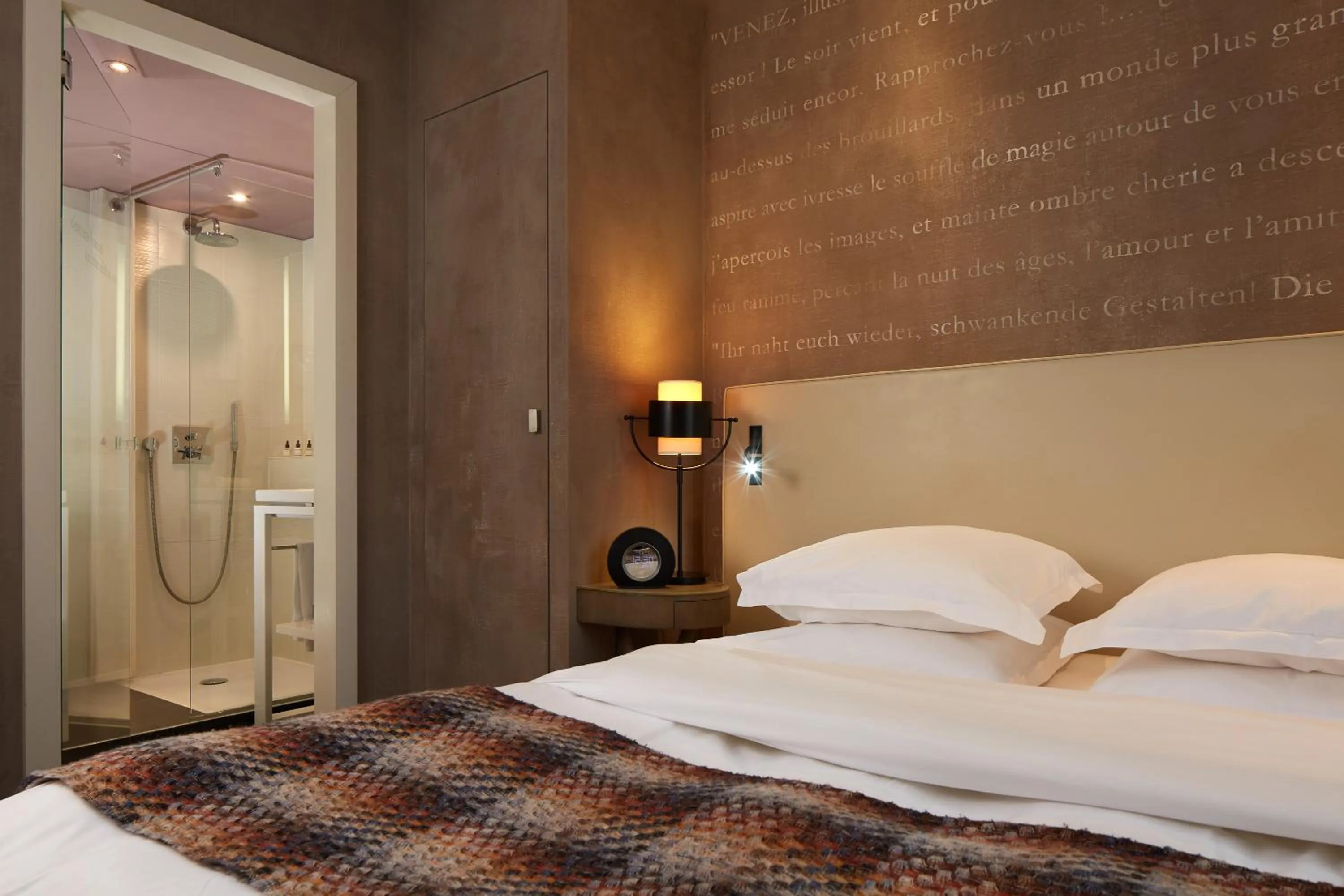 Photo of the whole room, Bed in Le Pavillon des Lettres