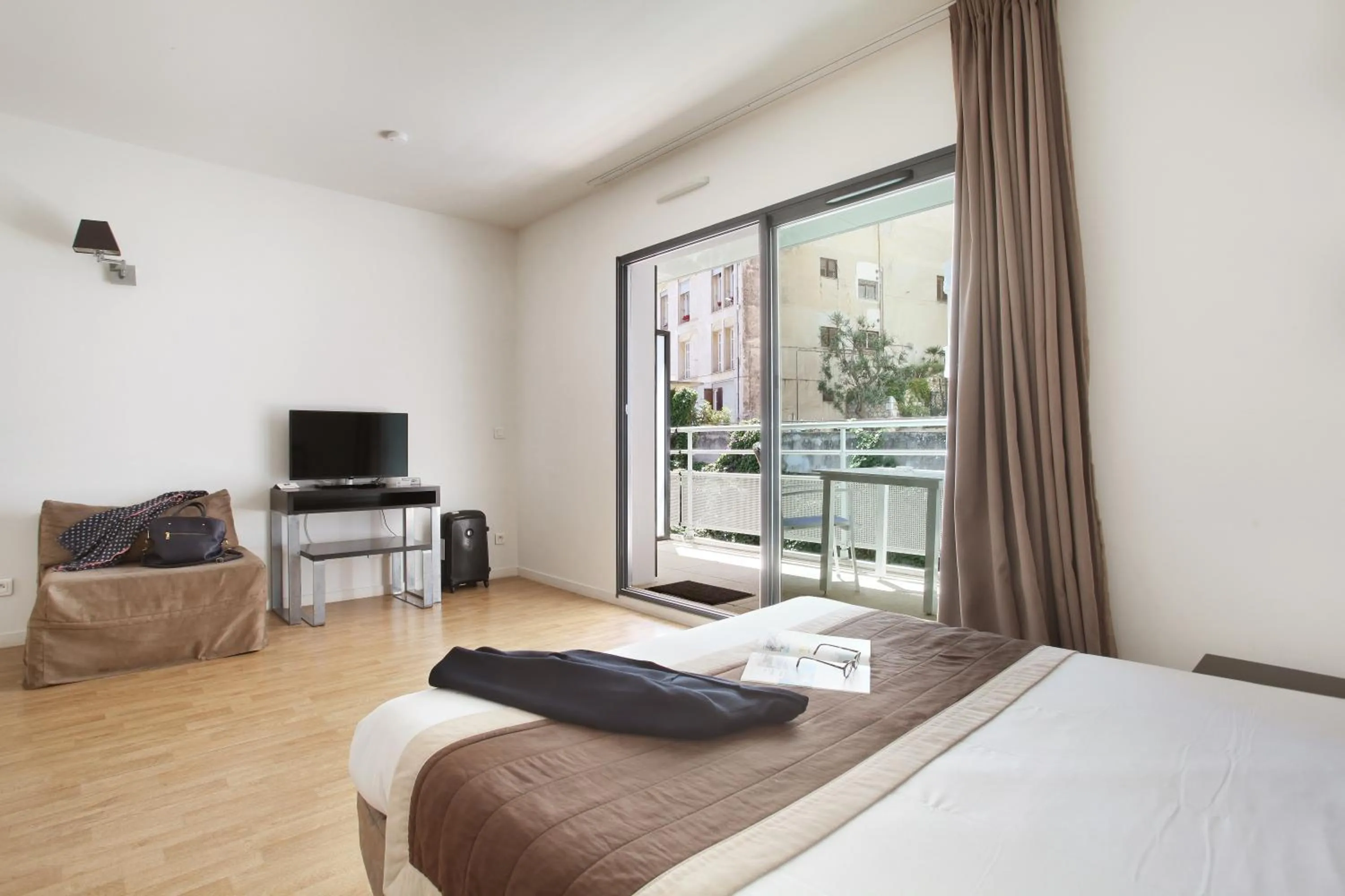 Bedroom, Bed in Appart'hôtel Odalys City - Monaco Les Hauts de la Principauté