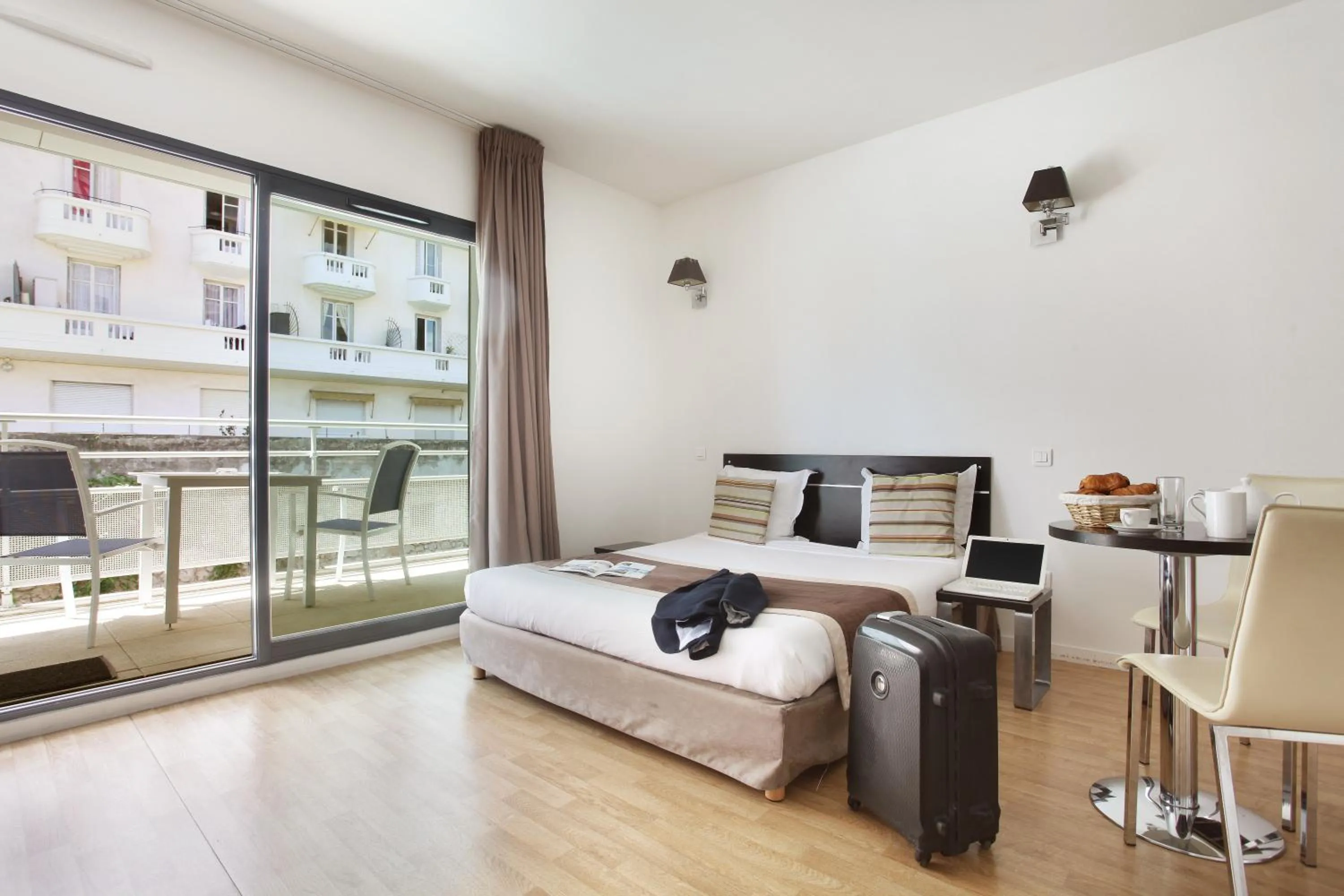 Bedroom, Bed in Appart'hôtel Odalys City - Monaco Les Hauts de la Principauté