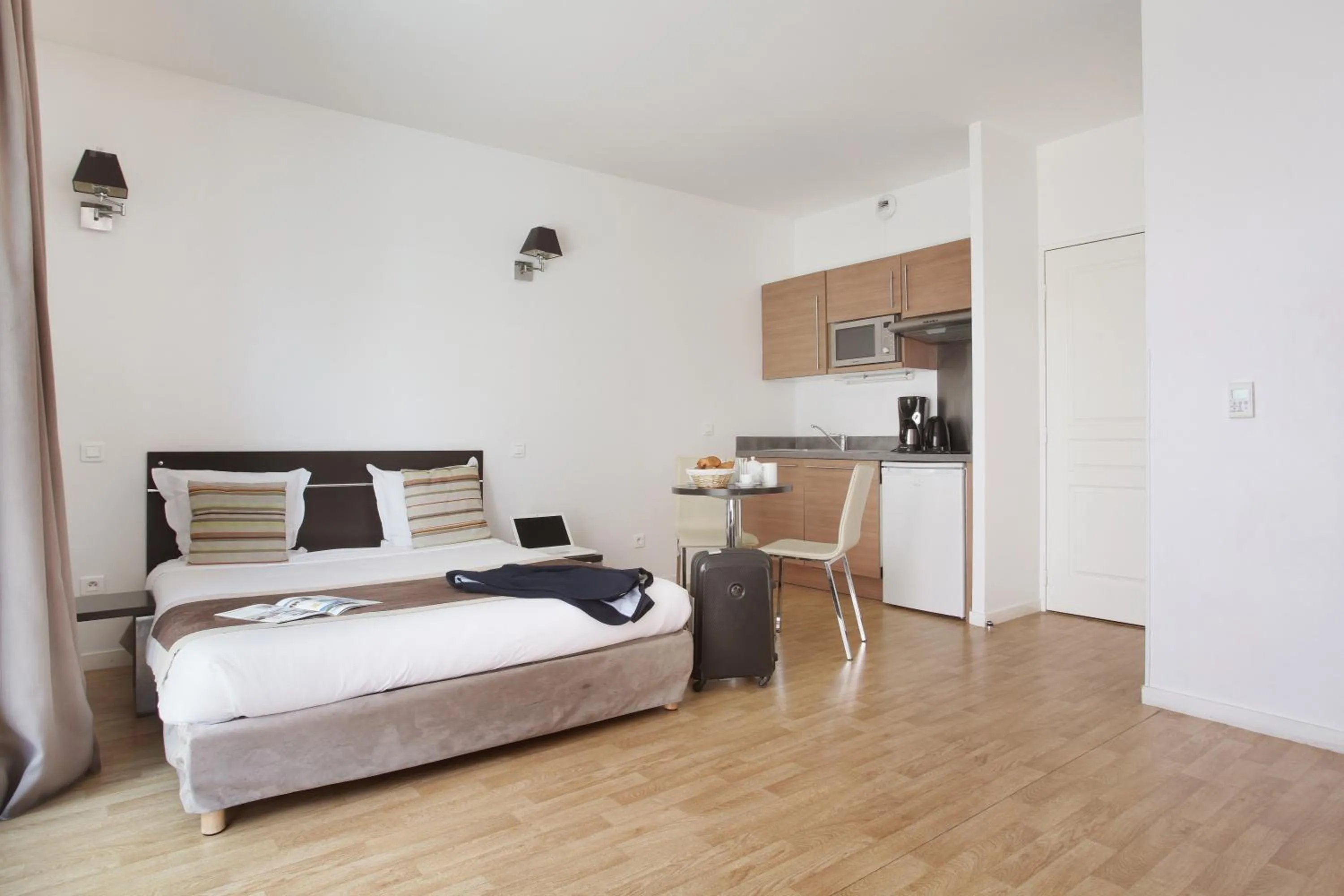 Bedroom, Bed in Appart'hôtel Odalys City - Monaco Les Hauts de la Principauté