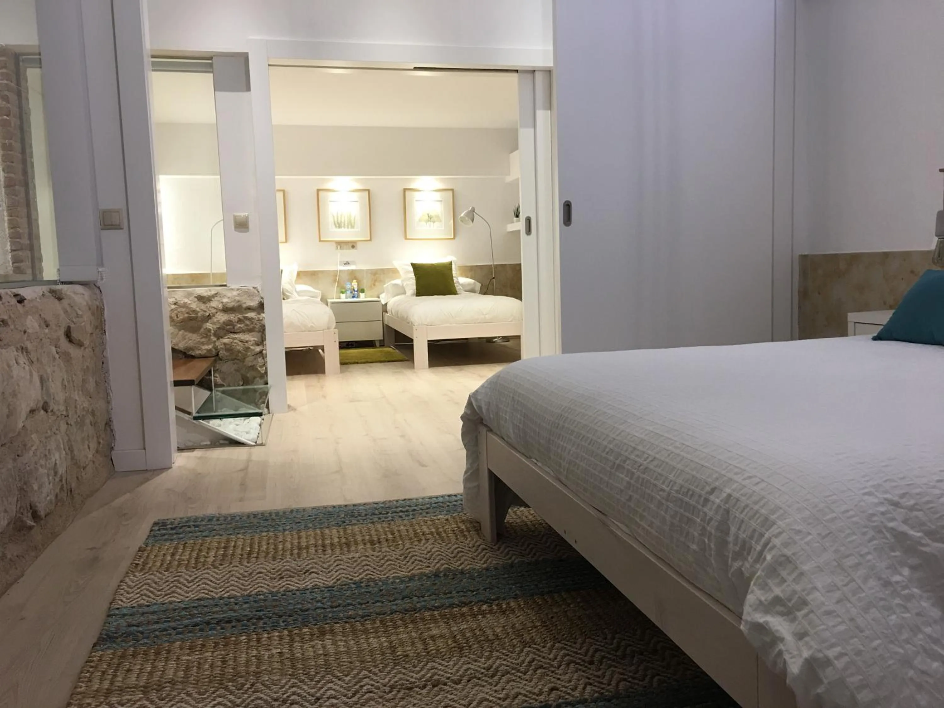Property building, Bed in Apartamento Ribera Del Puente