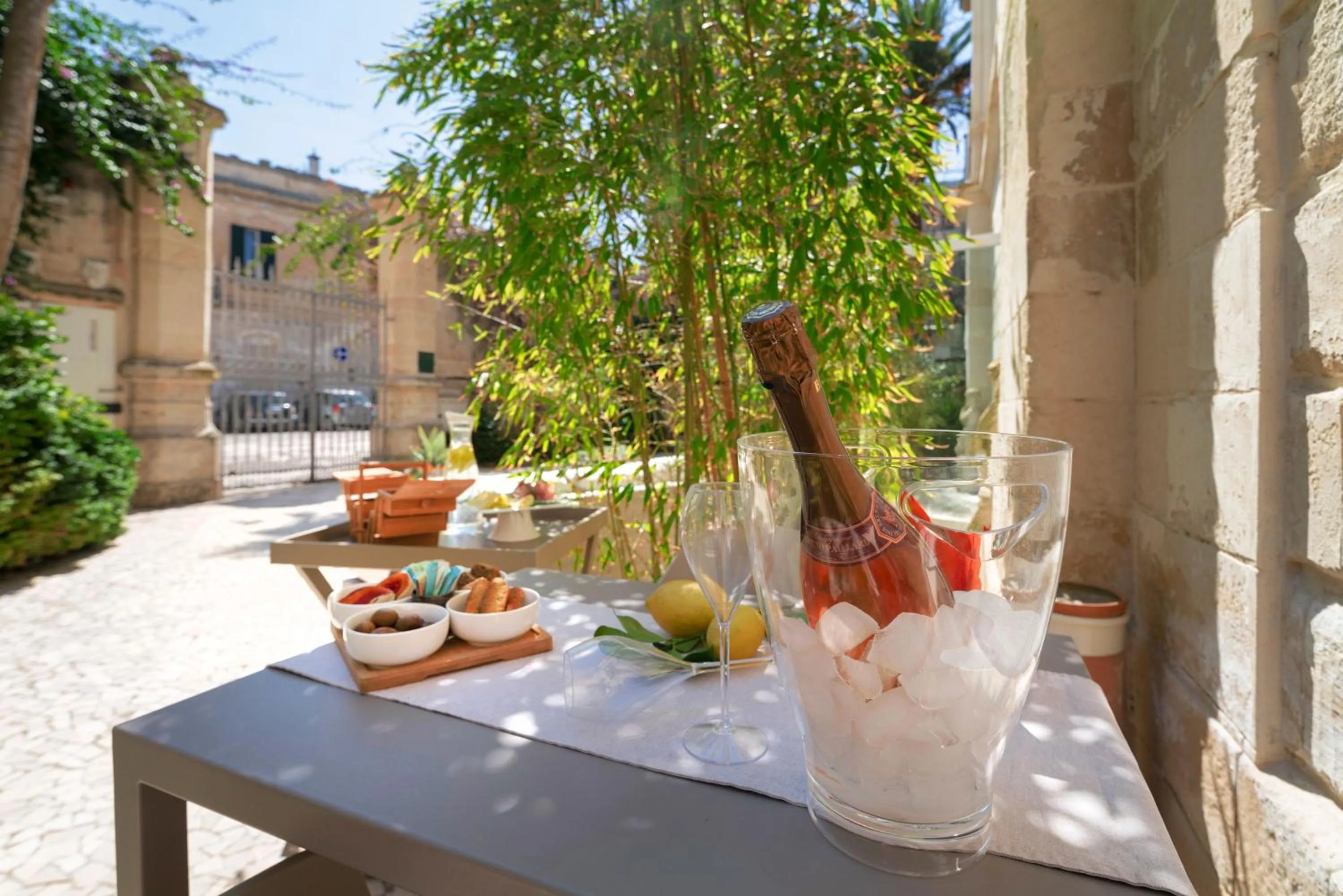 Inner courtyard view in Dimora Storica Muratore
