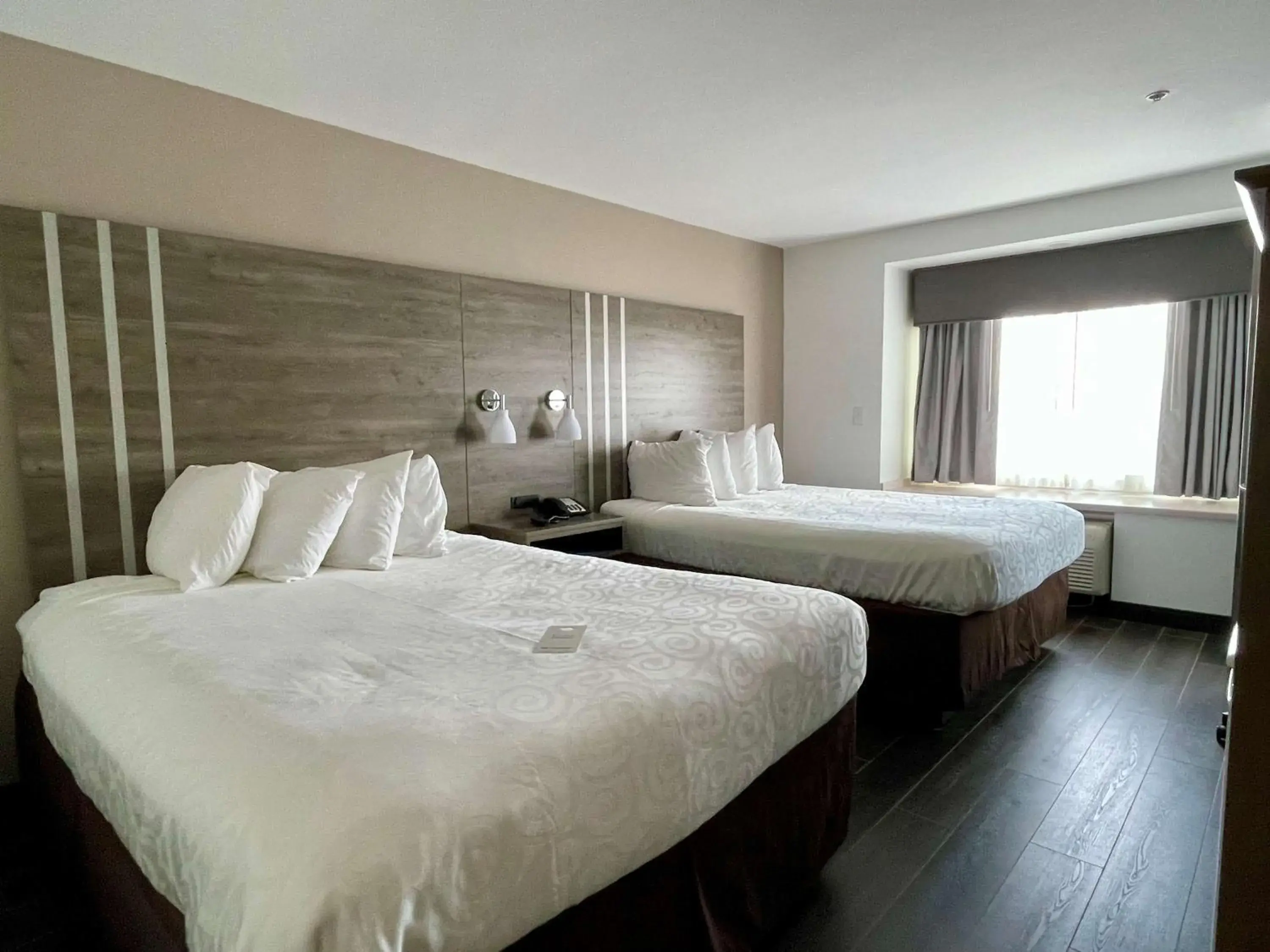 Queen Room with Two Queen Beds in Best Western Roanoke Inn & Suites Queen Room with Two Queen Beds in Best Western Roanoke Inn & Suites