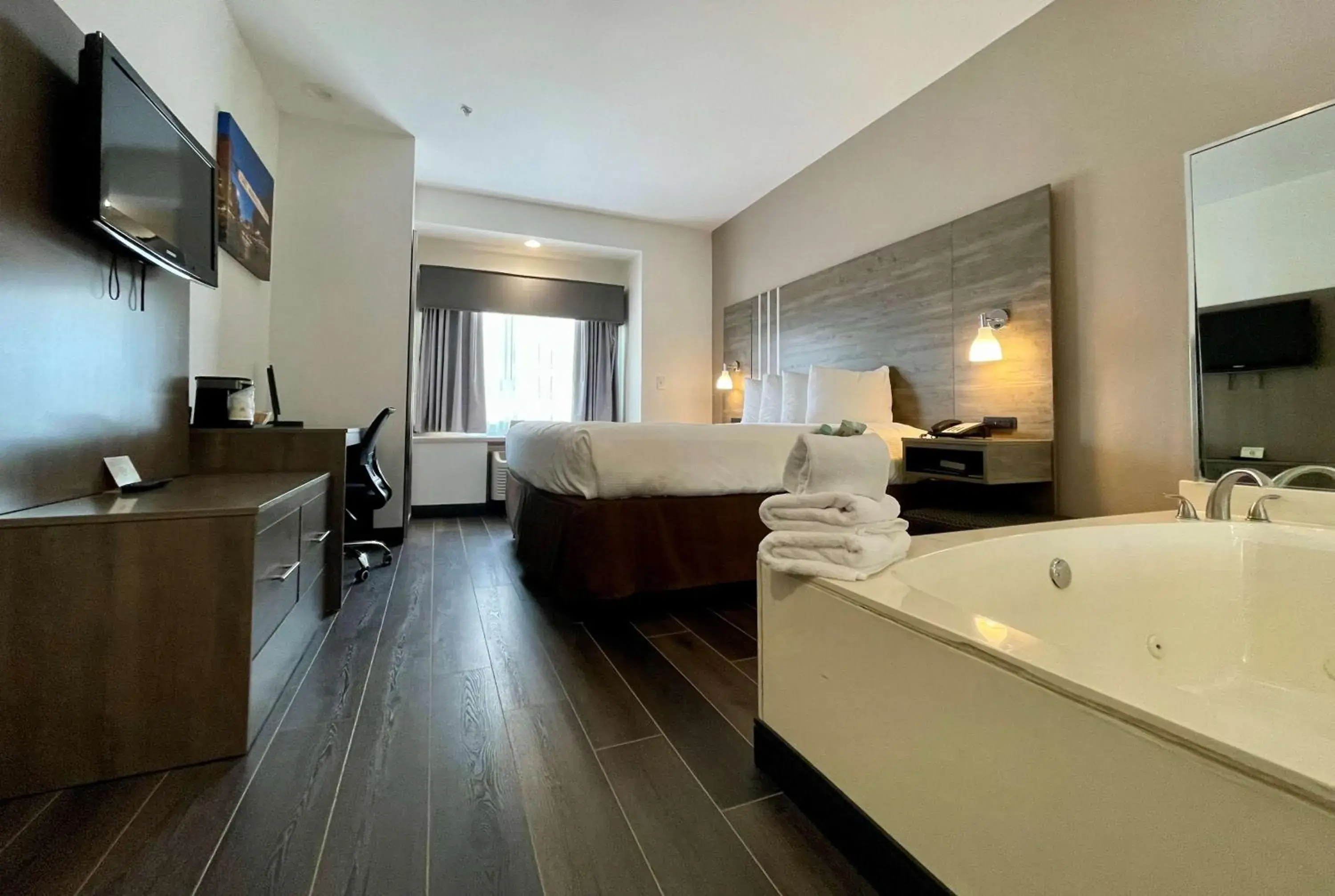 King Suite with Spa Bath in Best Western Roanoke Inn & Suites King Suite with Spa Bath in Best Western Roanoke Inn & Suites