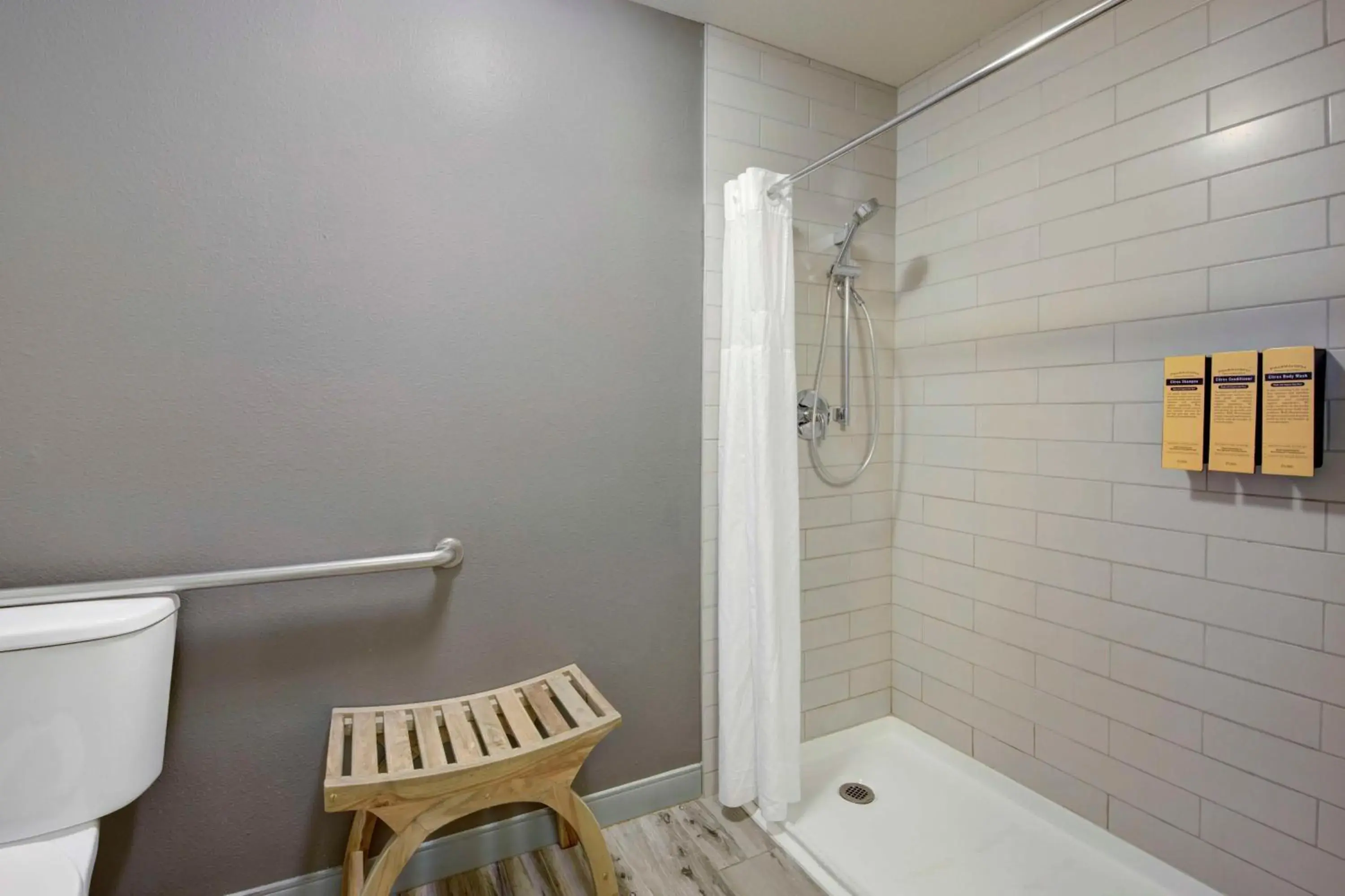 Bathroom in Best Western PLUS Peppertree Airport Inn Bathroom in Best Western PLUS Peppertree Airport Inn