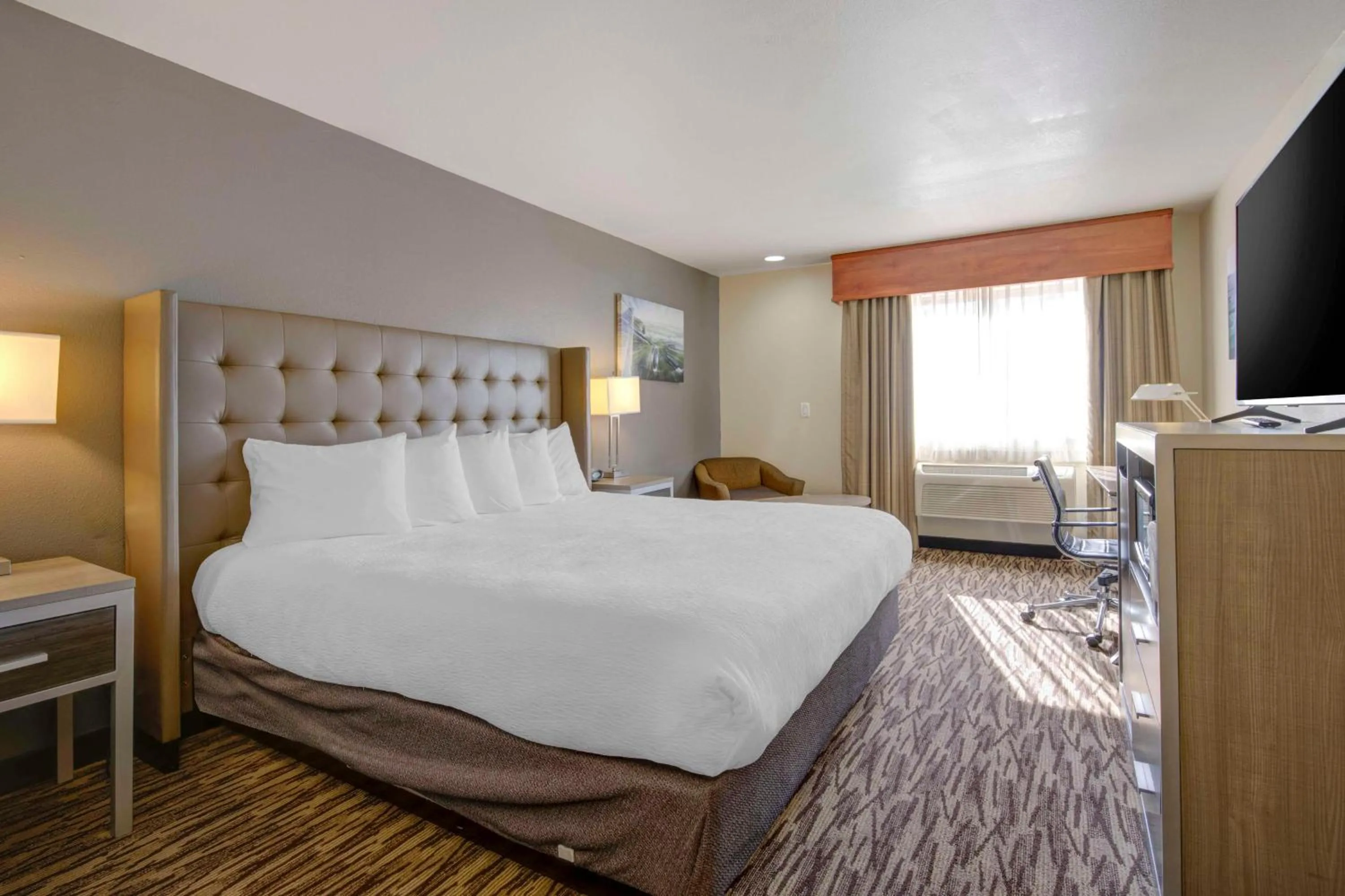 Bedroom, Bed in Best Western PLUS Peppertree Airport Inn