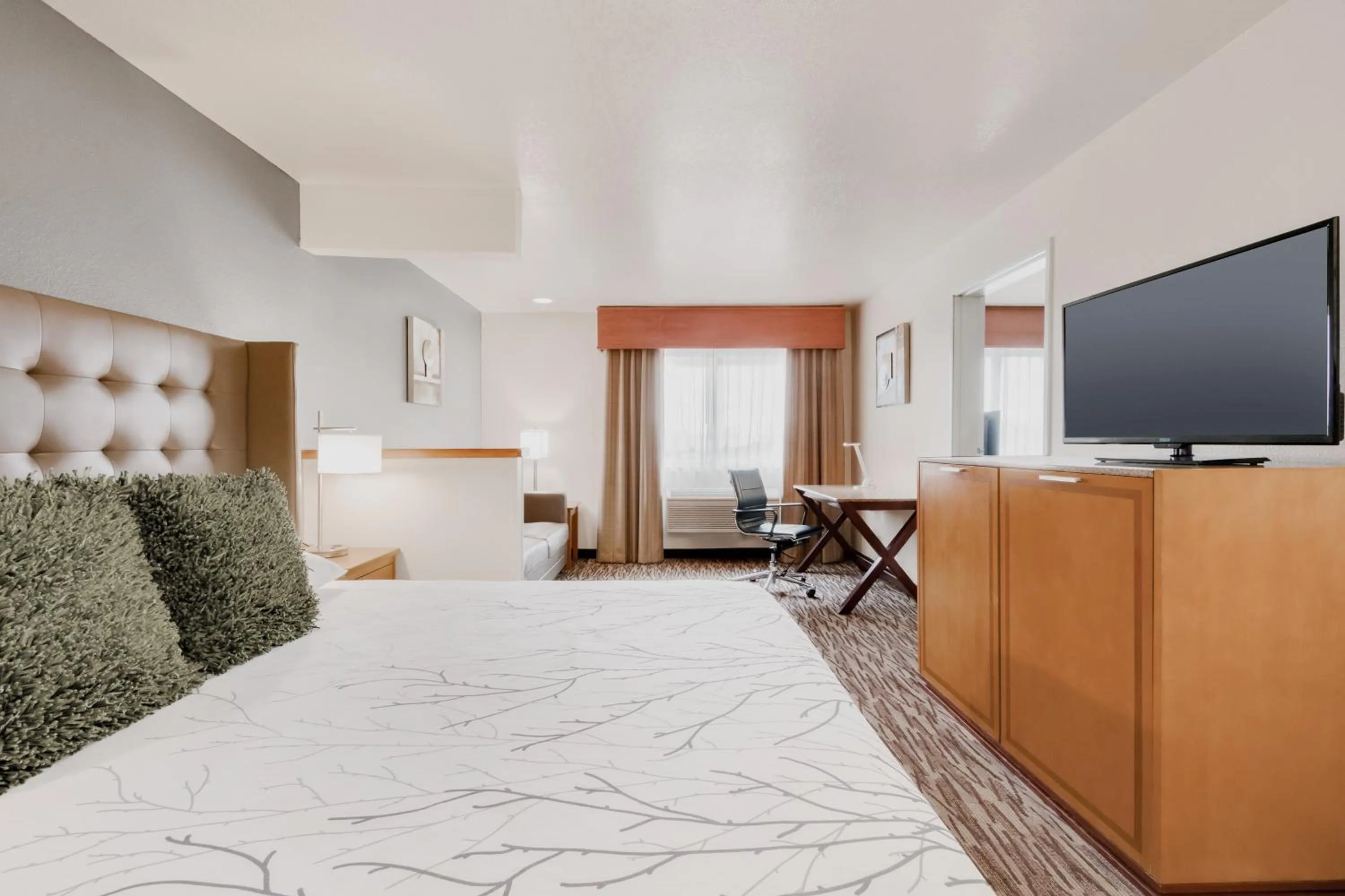 Photo of the whole room, Bed in Best Western PLUS Peppertree Airport Inn