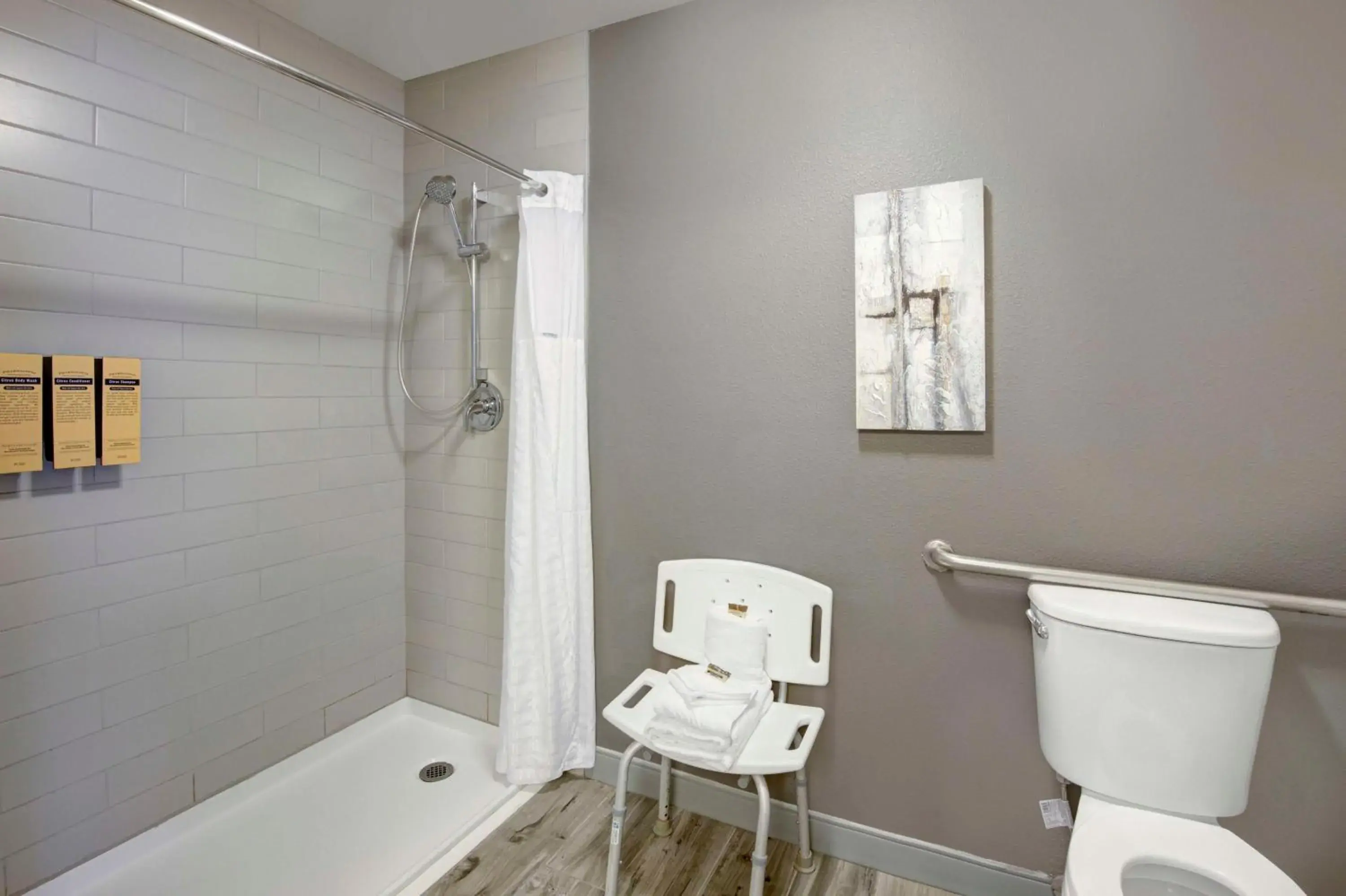 Bathroom in Best Western PLUS Peppertree Airport Inn Bathroom in Best Western PLUS Peppertree Airport Inn