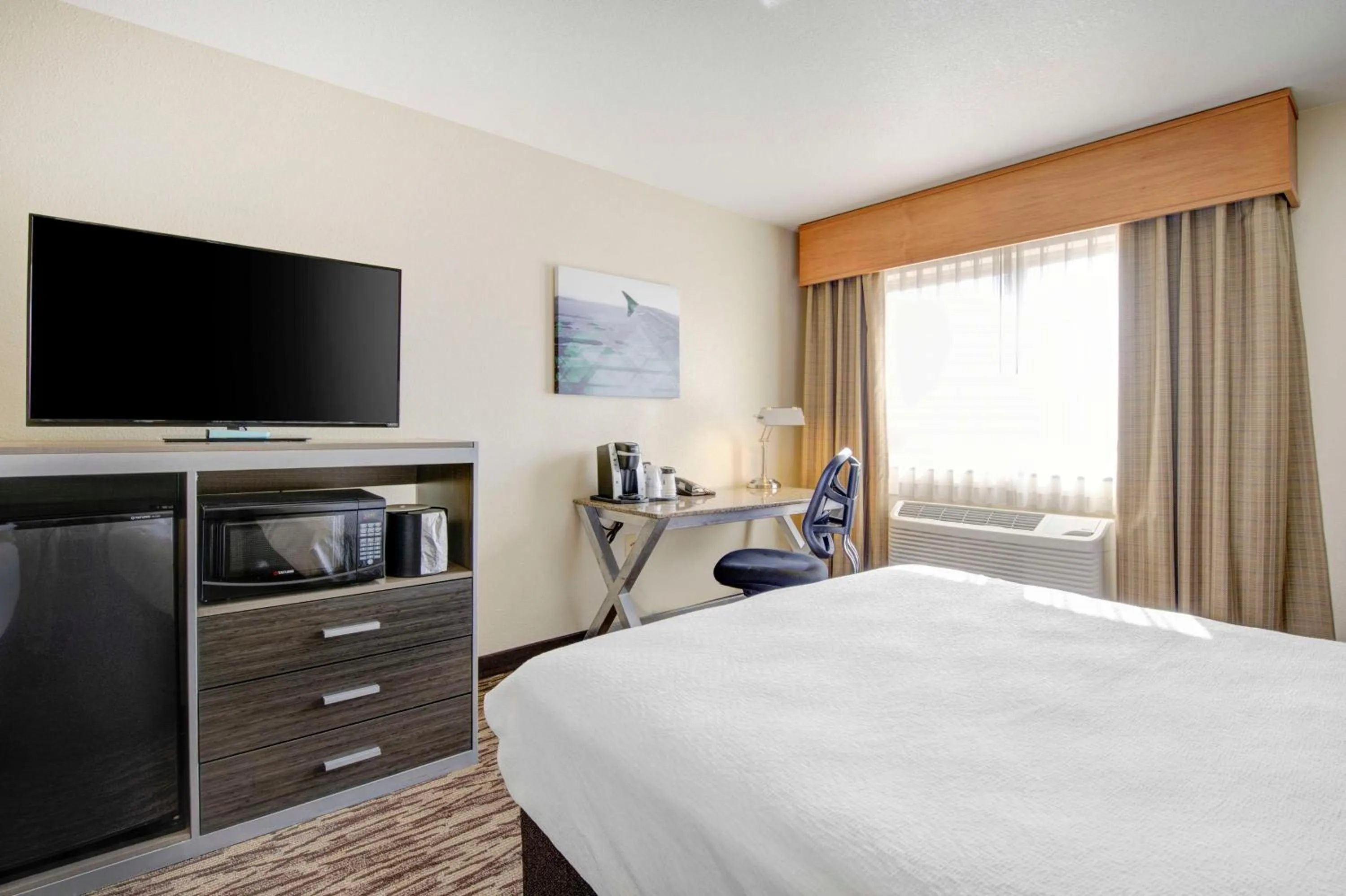 Bedroom, Bed in Best Western PLUS Peppertree Airport Inn