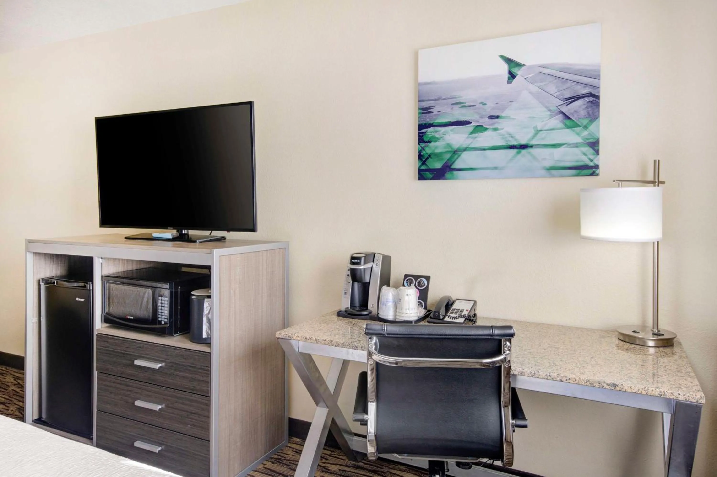 Bedroom in Best Western PLUS Peppertree Airport Inn