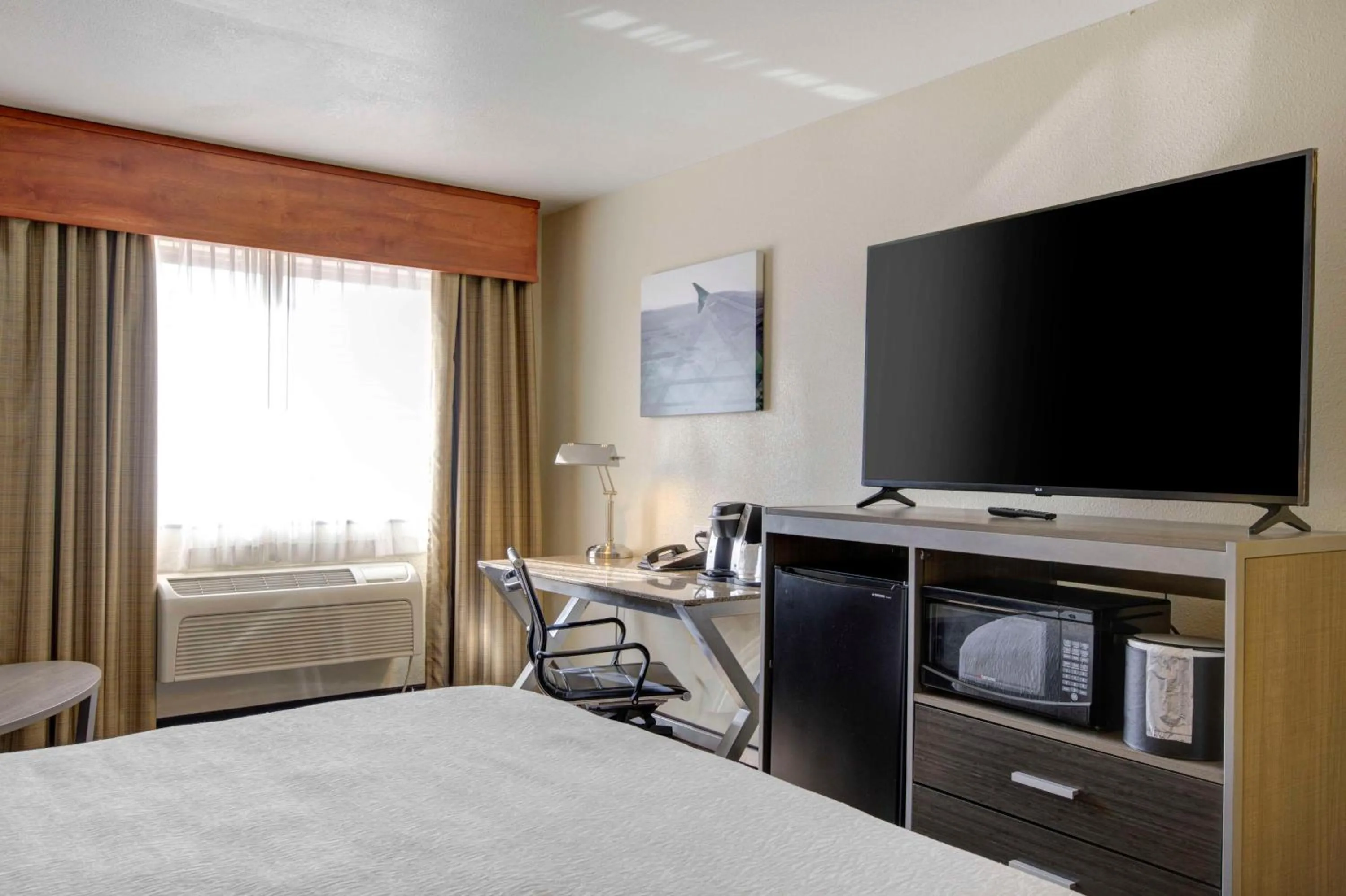 Bedroom, Bed in Best Western PLUS Peppertree Airport Inn