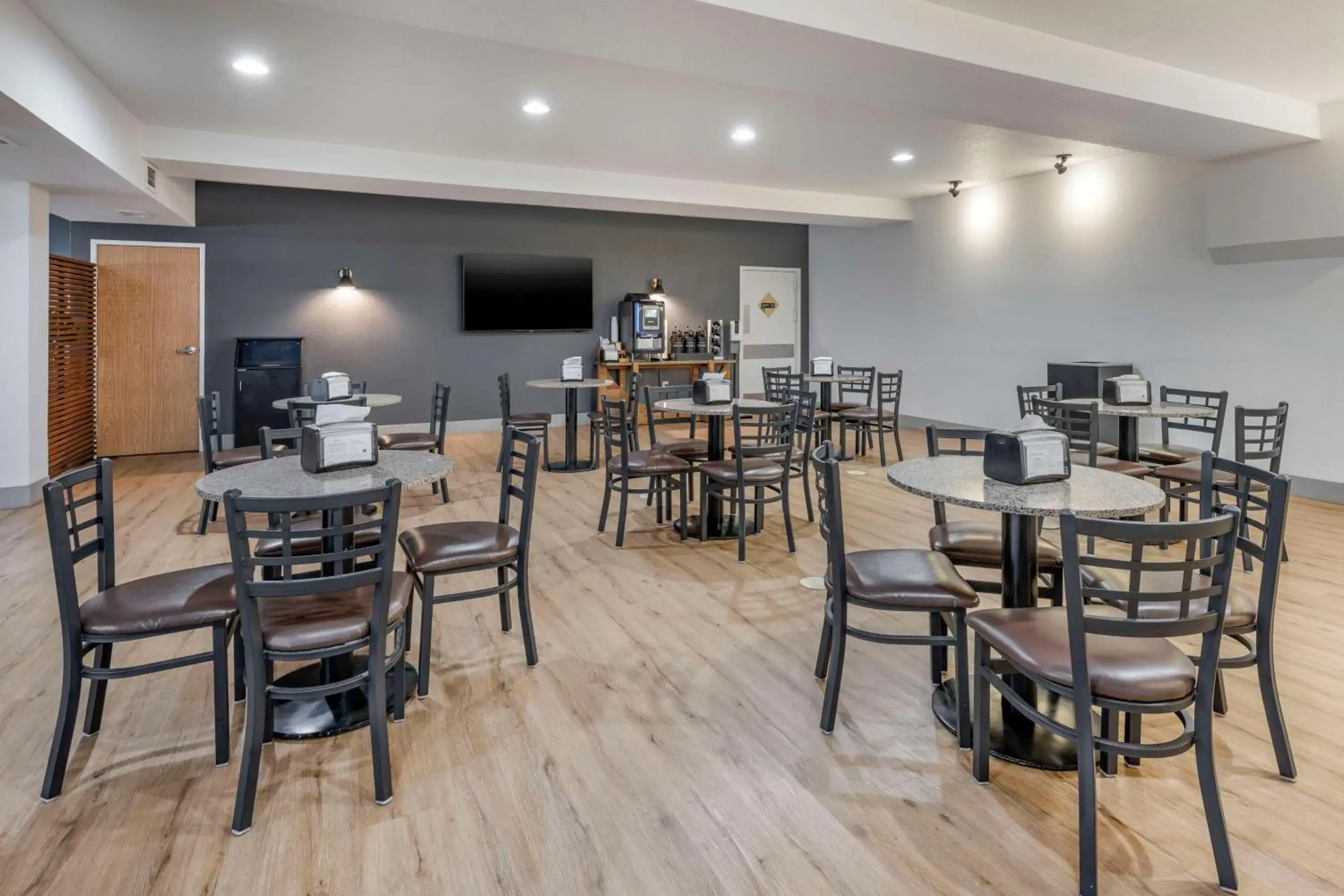 Breakfast in Best Western PLUS Peppertree Airport Inn Breakfast in Best Western PLUS Peppertree Airport Inn