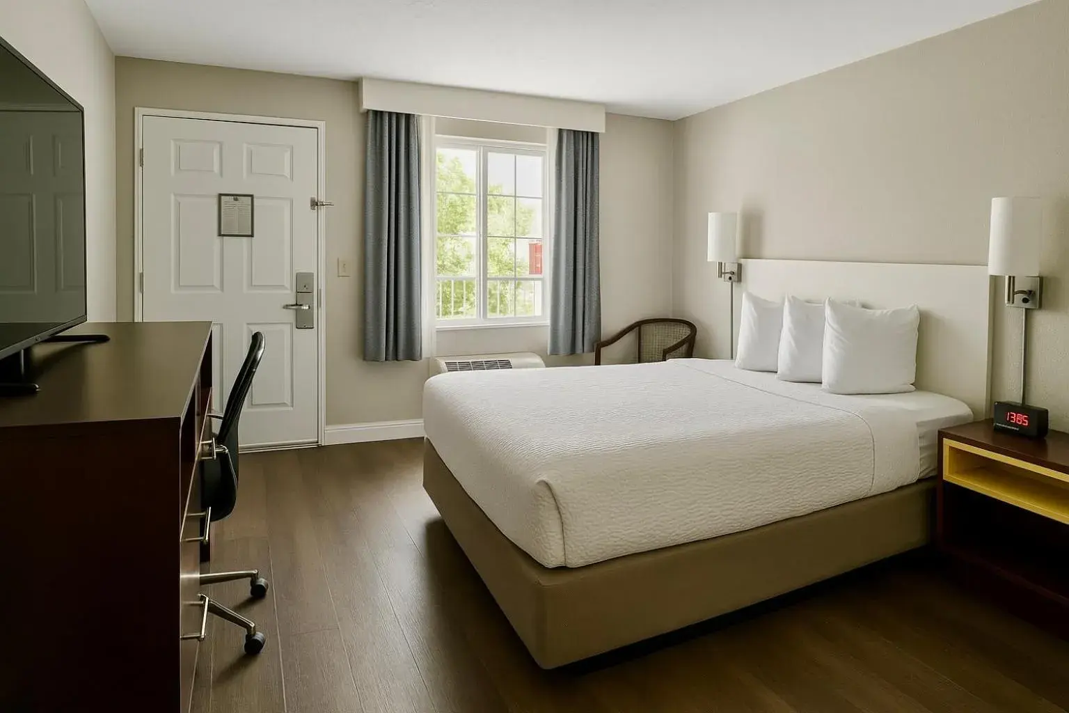 Bedroom, Bed in Days Inn by Wyndham Bradenton I-75 Bedroom, Bed in Days Inn by Wyndham Bradenton I-75