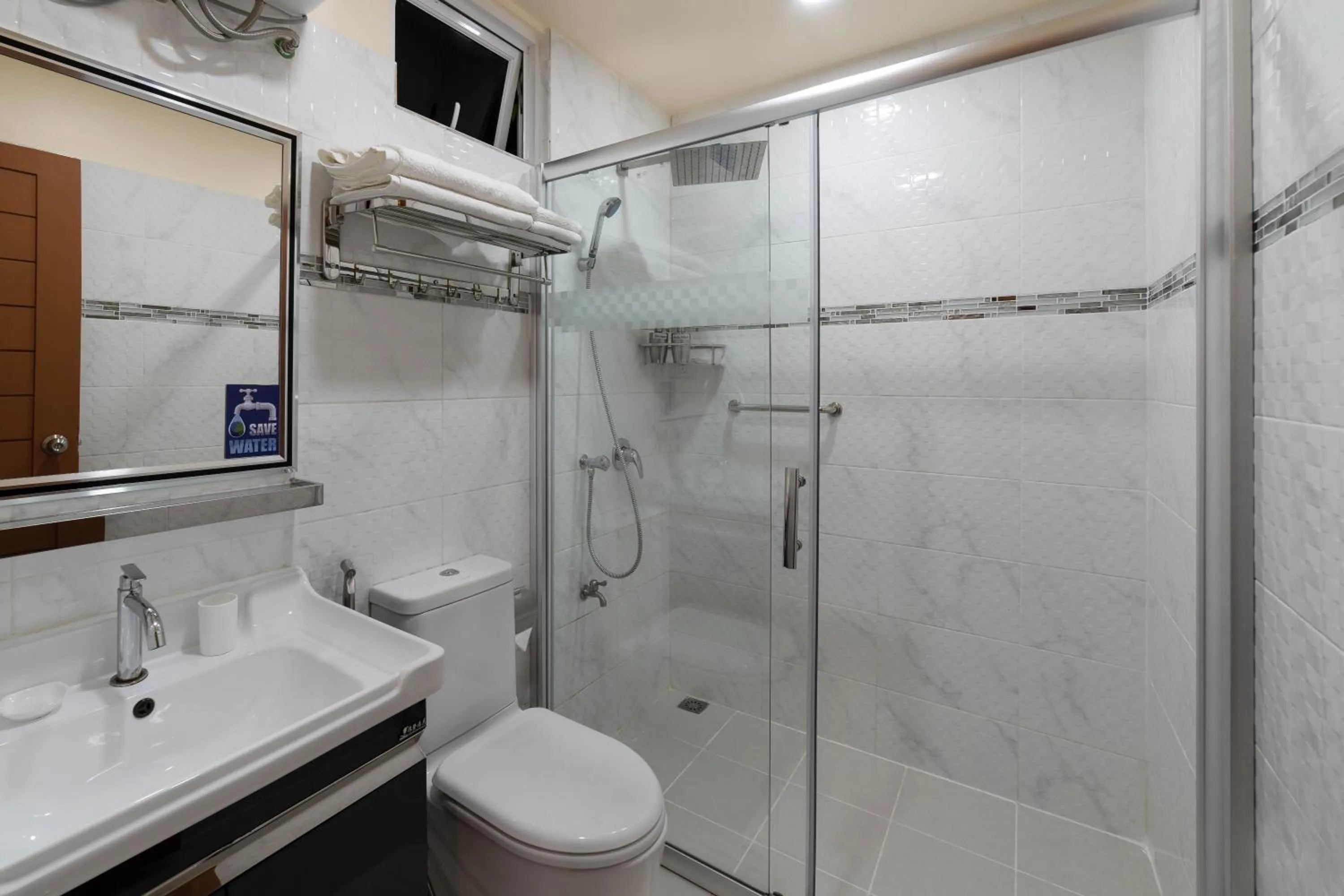 Bathroom in Paguro Beach Inn