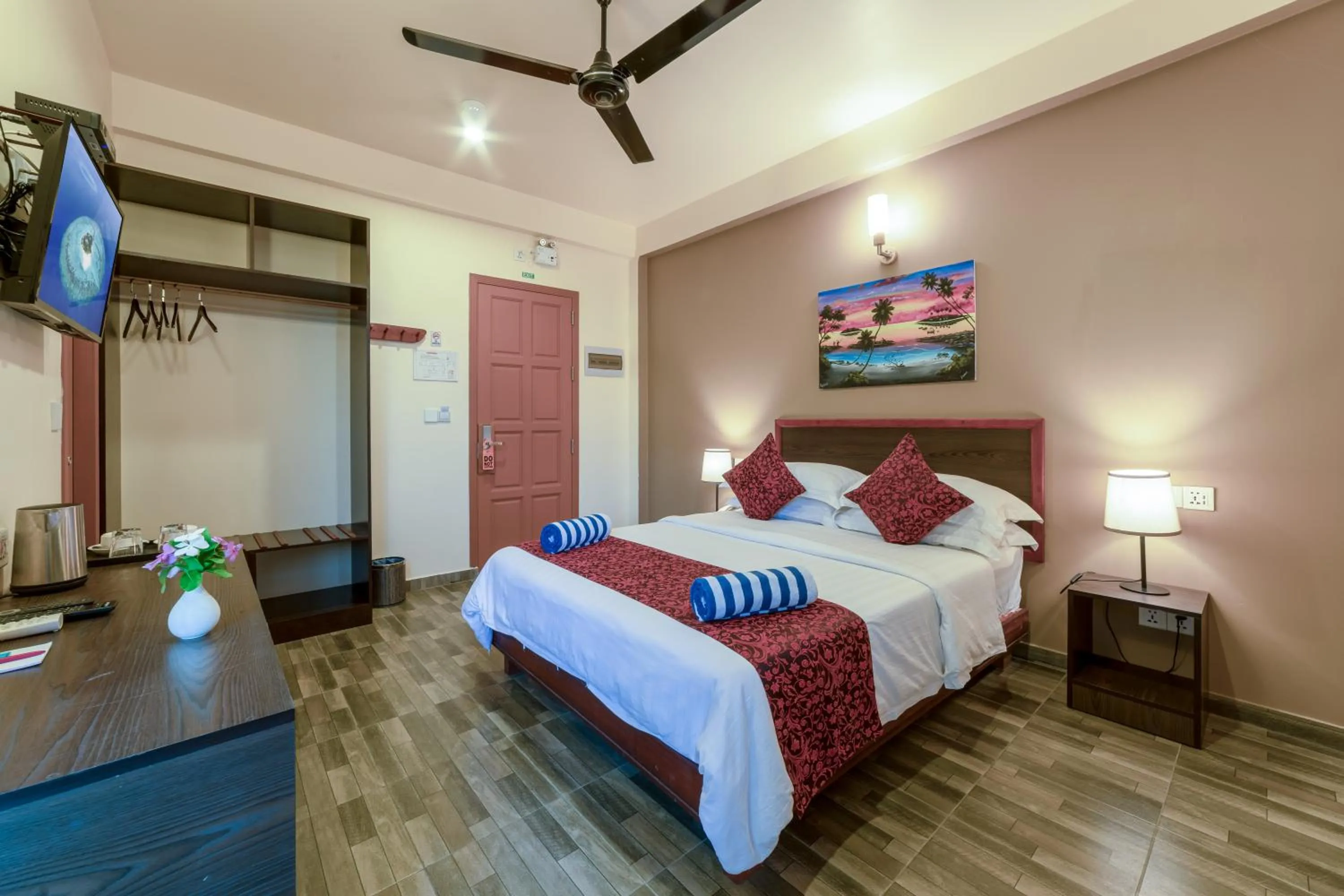 Photo of the whole room, Bed in Paguro Beach Inn