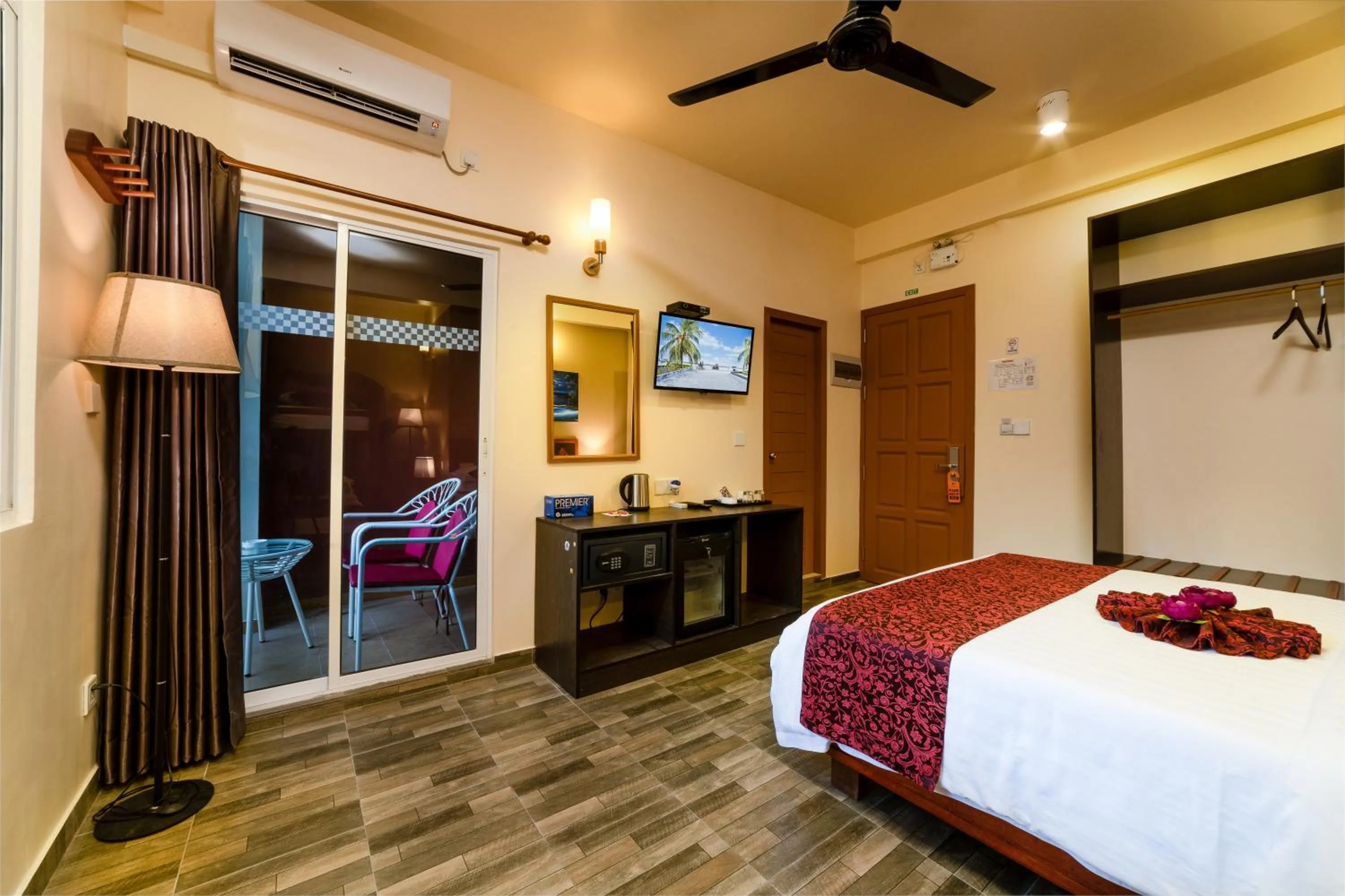 Photo of the whole room, Bed in Paguro Beach Inn