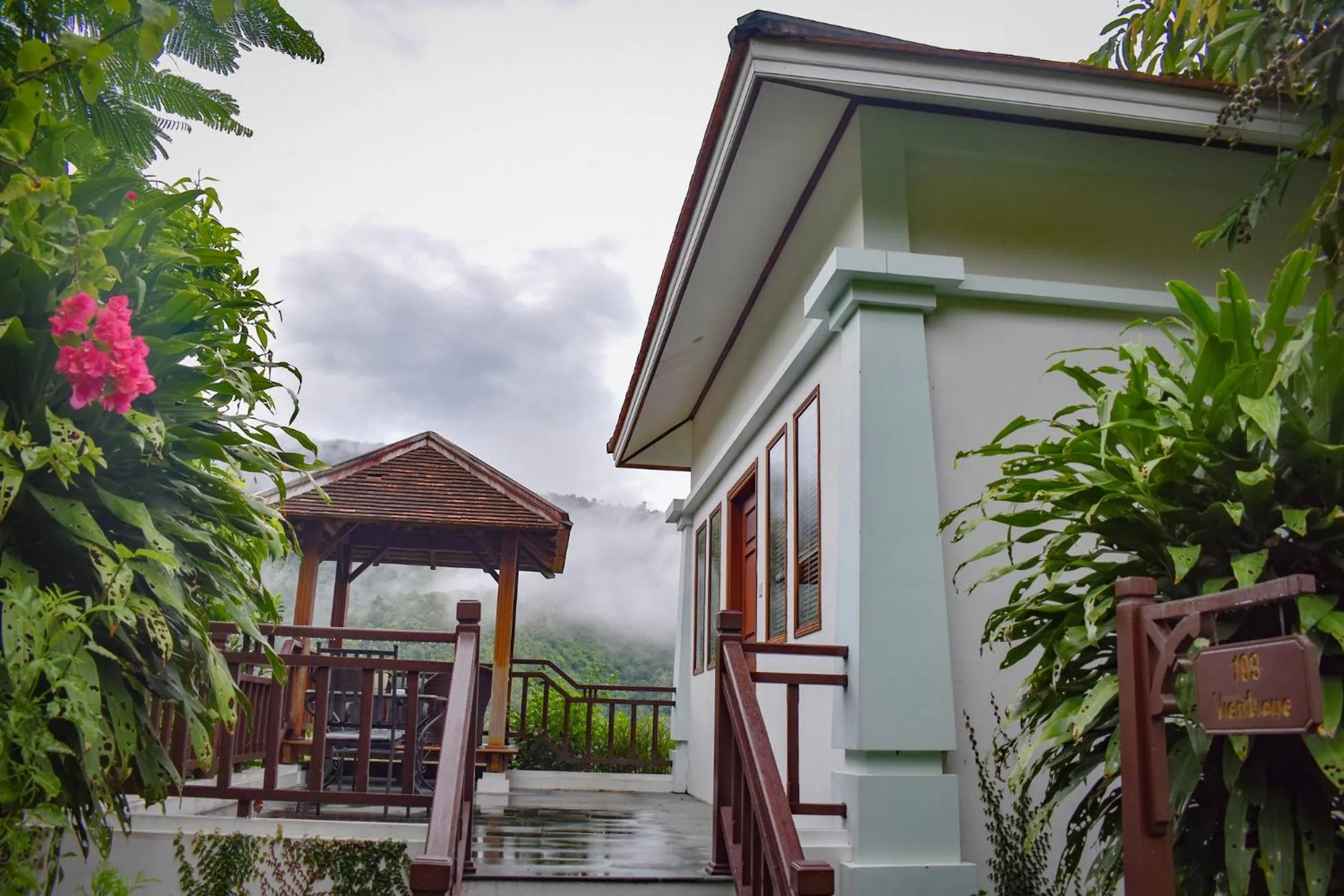 Property building in Le Grand Pakbeng