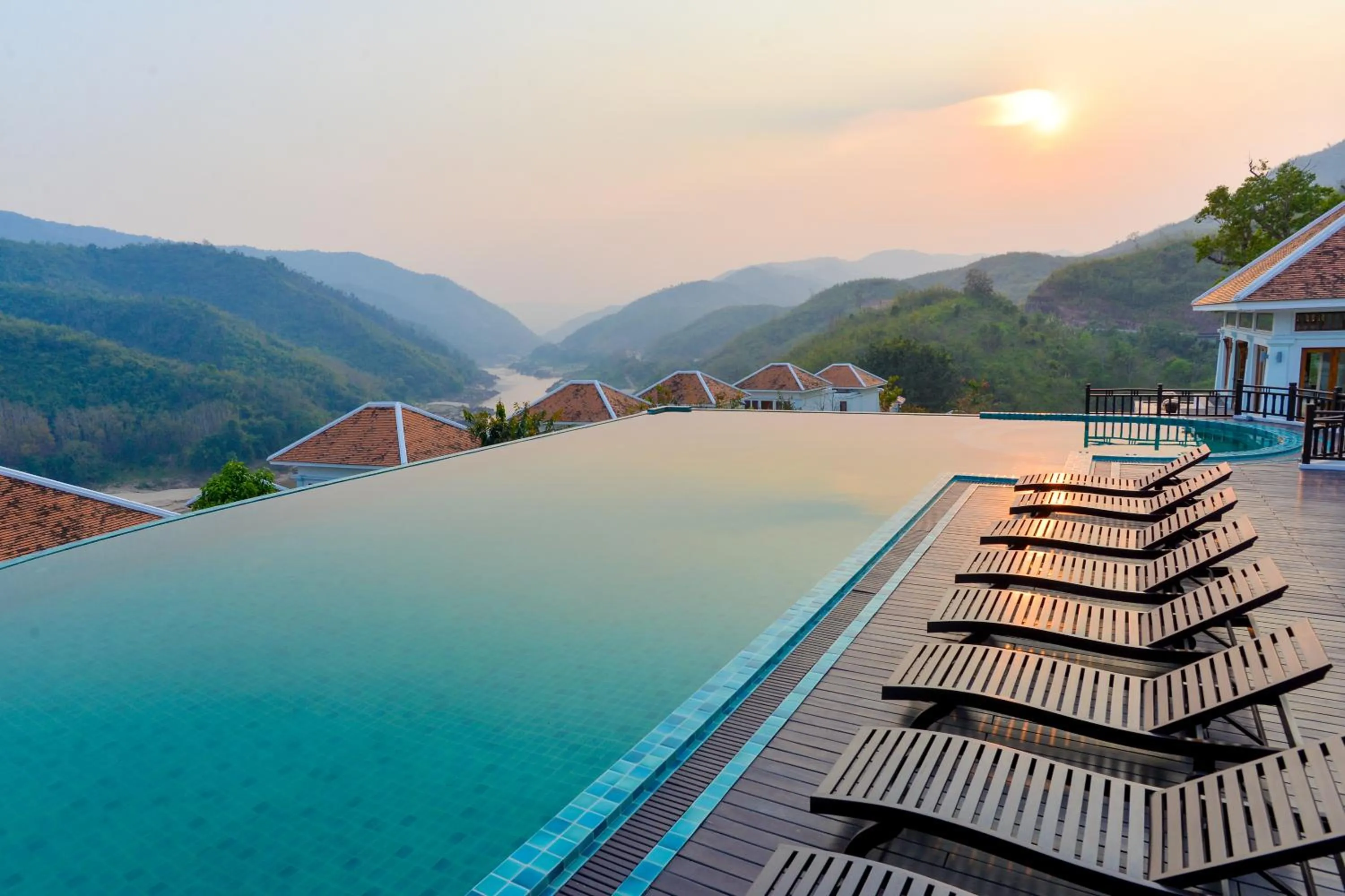 Property building in Le Grand Pakbeng