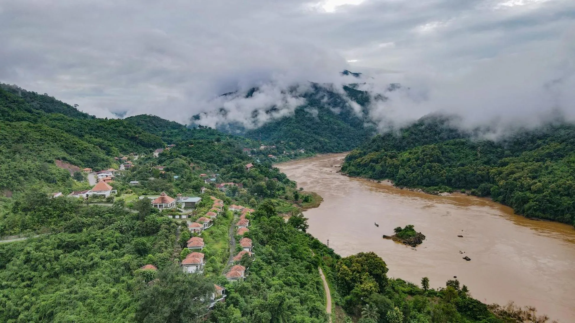 Property building in Le Grand Pakbeng
