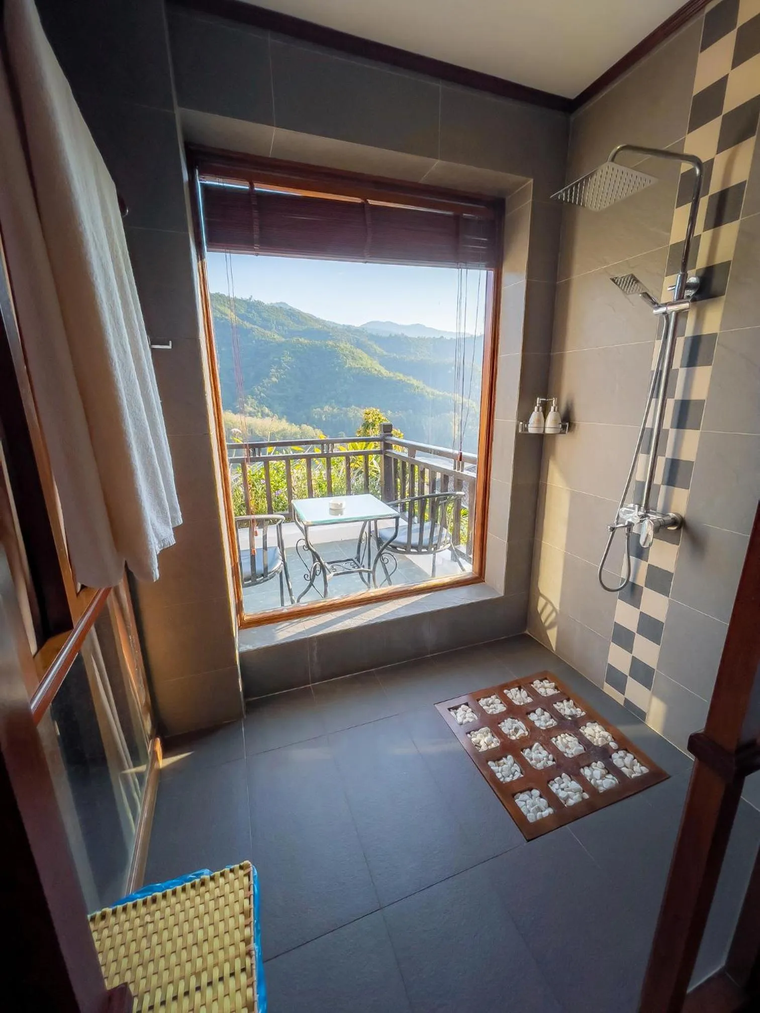 Shower in Le Grand Pakbeng