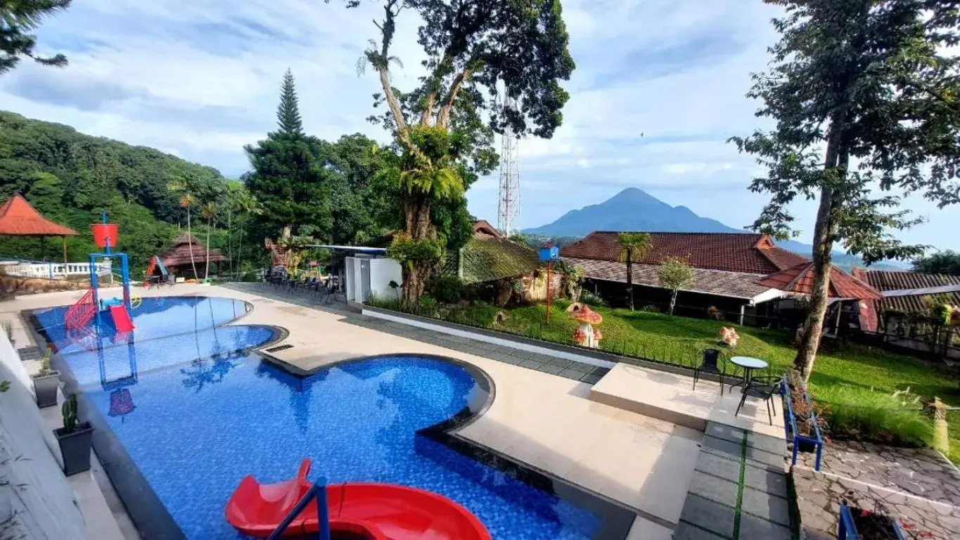 Swimming pool in Inna Tretes Hotel & Resort Swimming pool in Inna Tretes Hotel & Resort