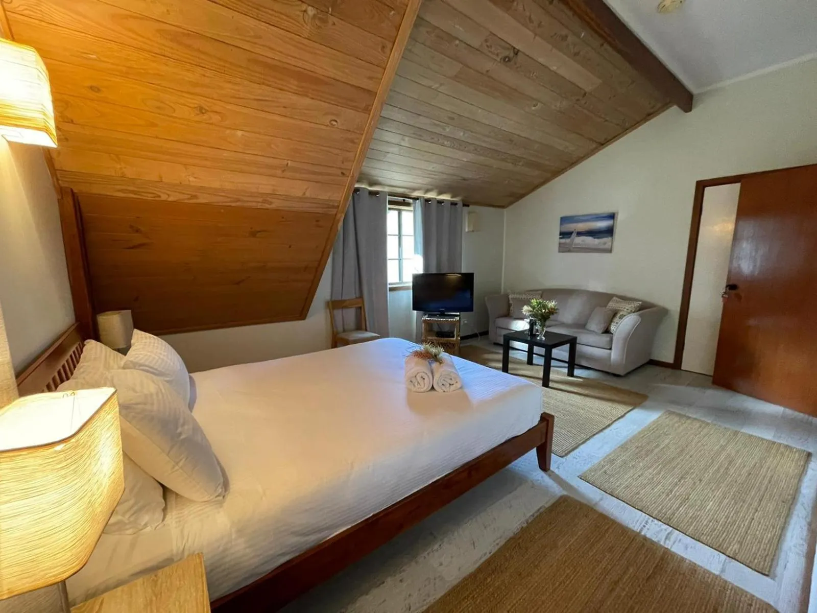 Seating area, Bed in Sienna Lodge