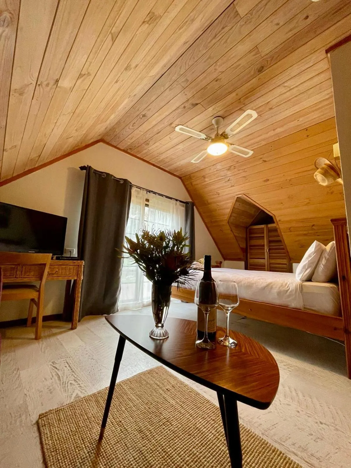 Bedroom, Bed in Sienna Lodge