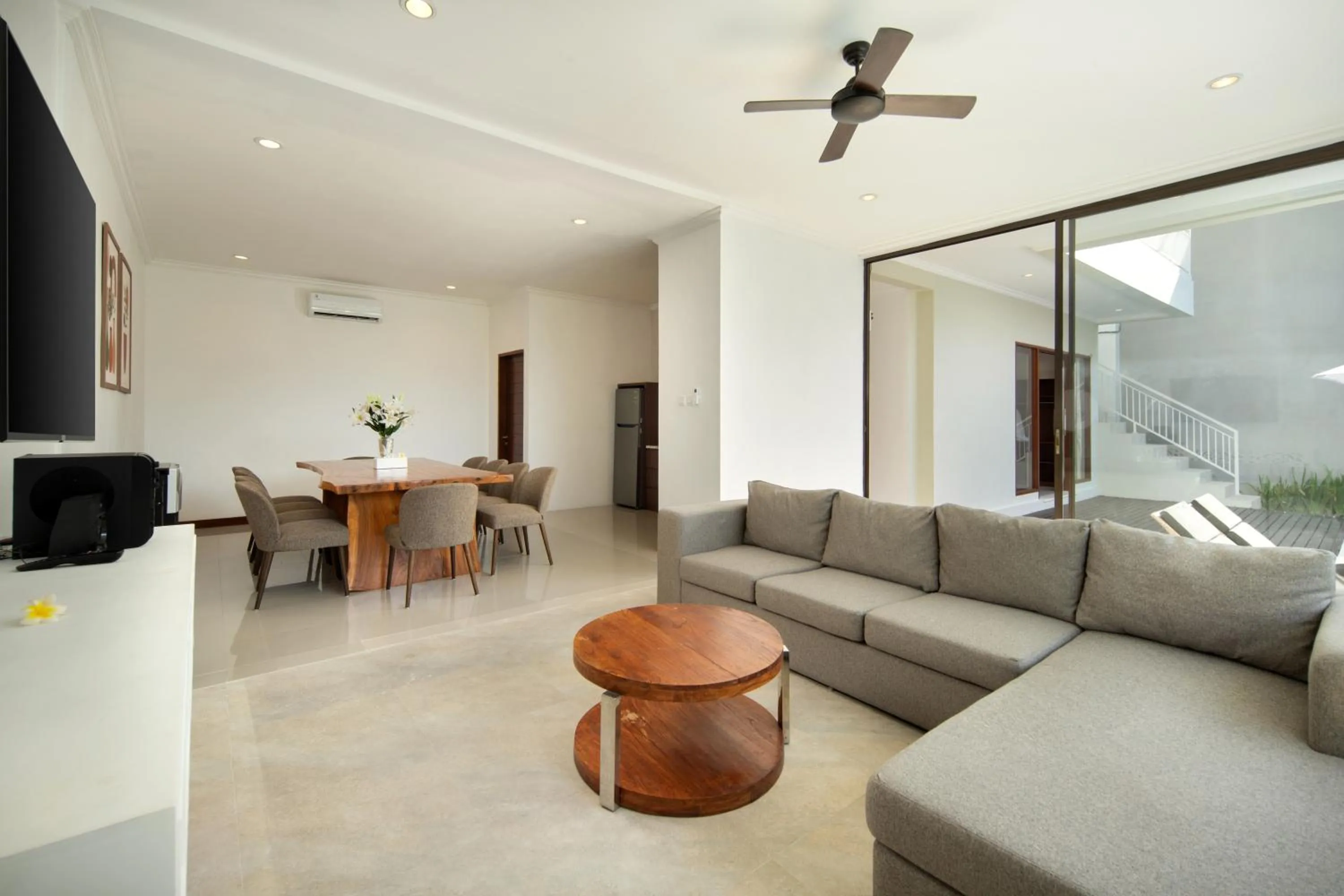 Communal lounge/ TV room in Daha Mansions Seminyak