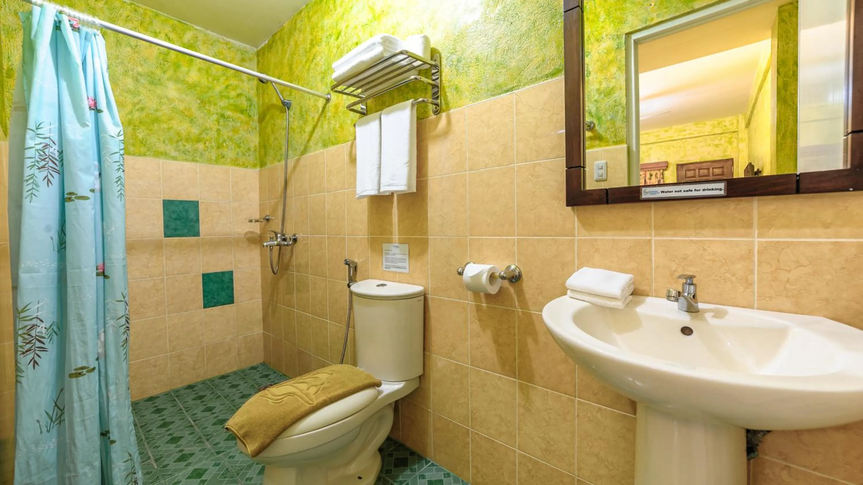 Shower in Flushing Meadows Resorts & Playground