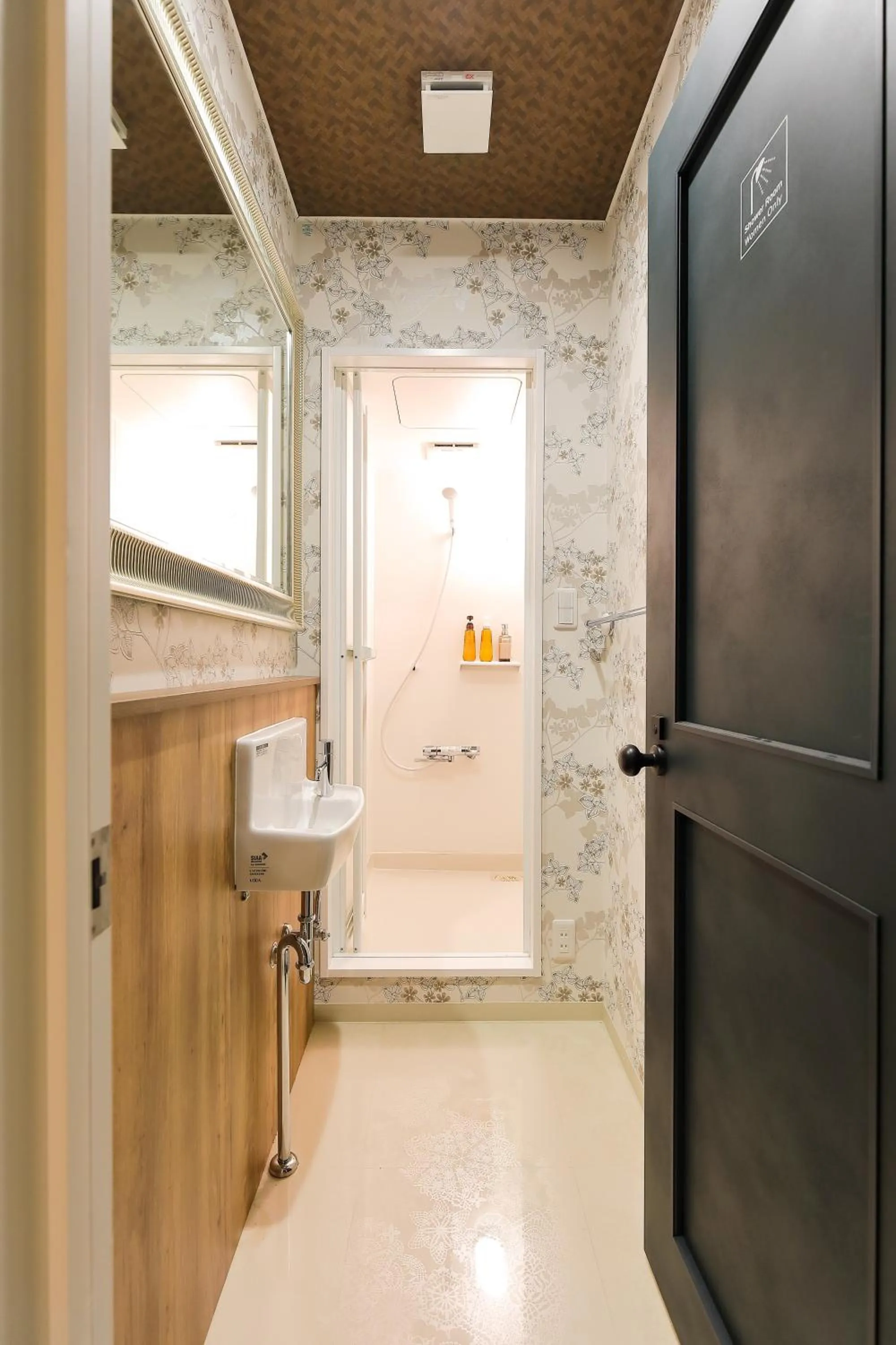 Shower in Guesthouse Kobe Nadeshikoya