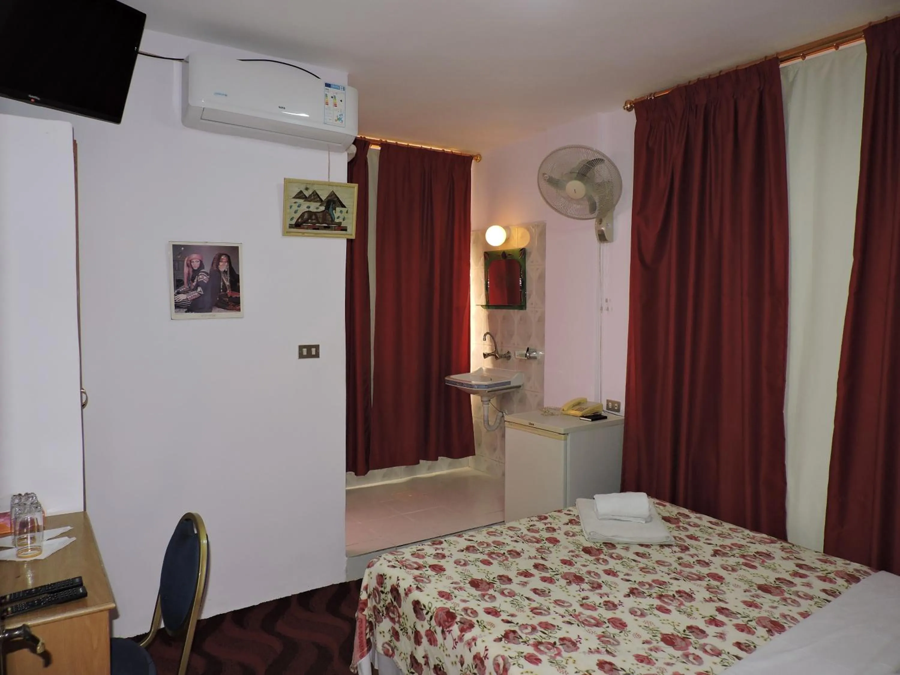 Decorative detail, Bed in Valentine Inn