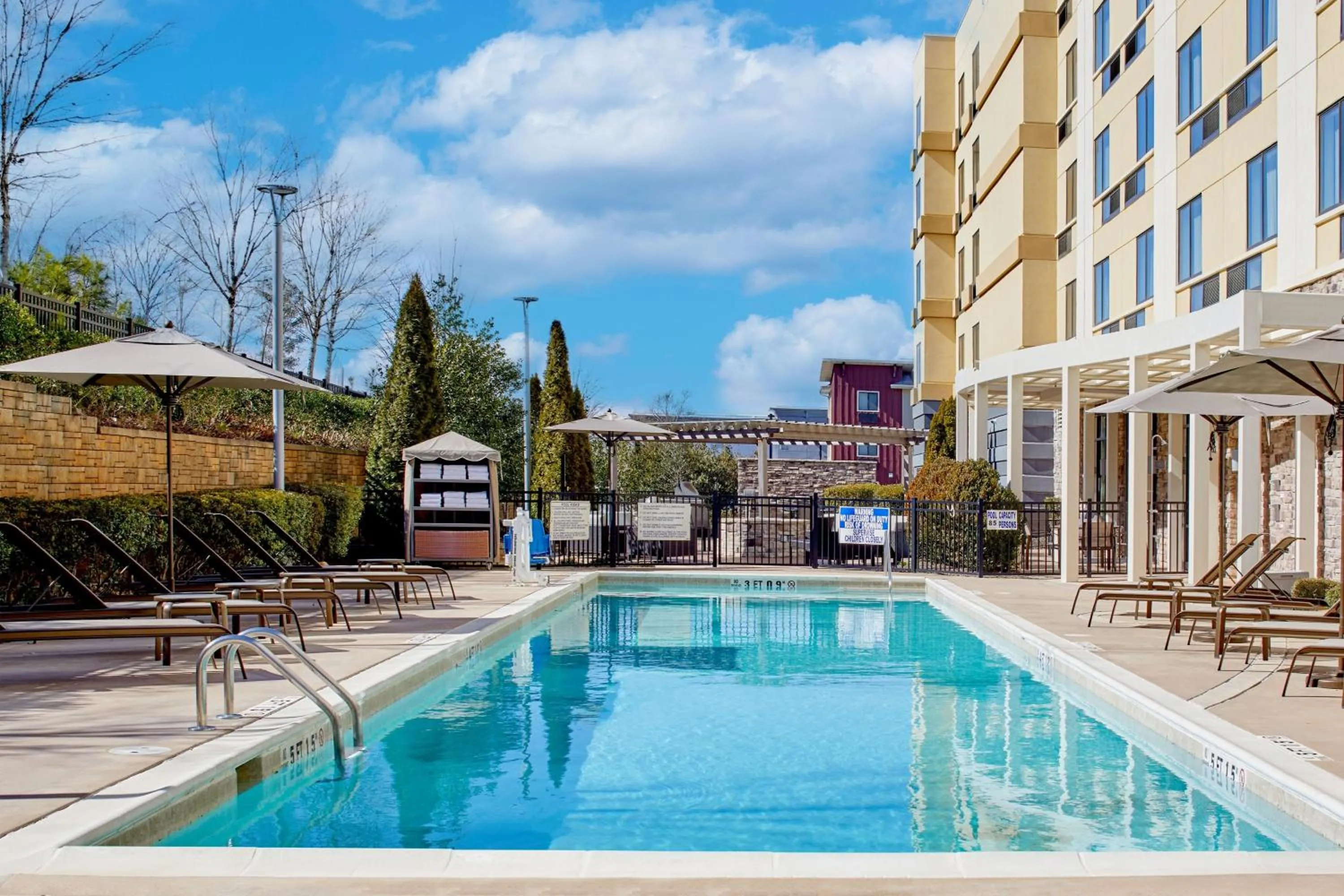 Swimming pool in Fairfield Inn & Suites by Marriott Atlanta Lithia Springs