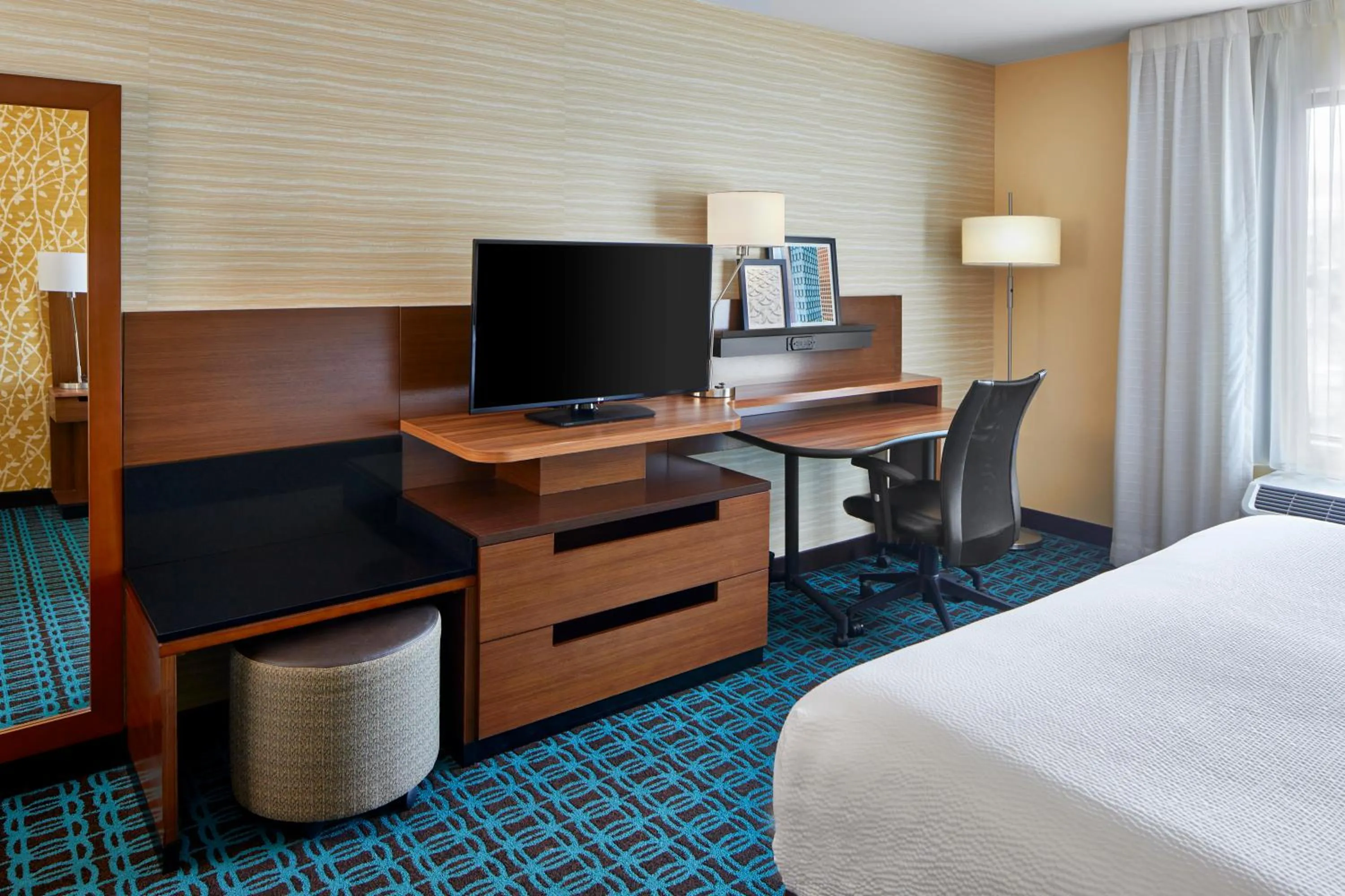Bed in Fairfield Inn & Suites by Marriott Atlanta Lithia Springs