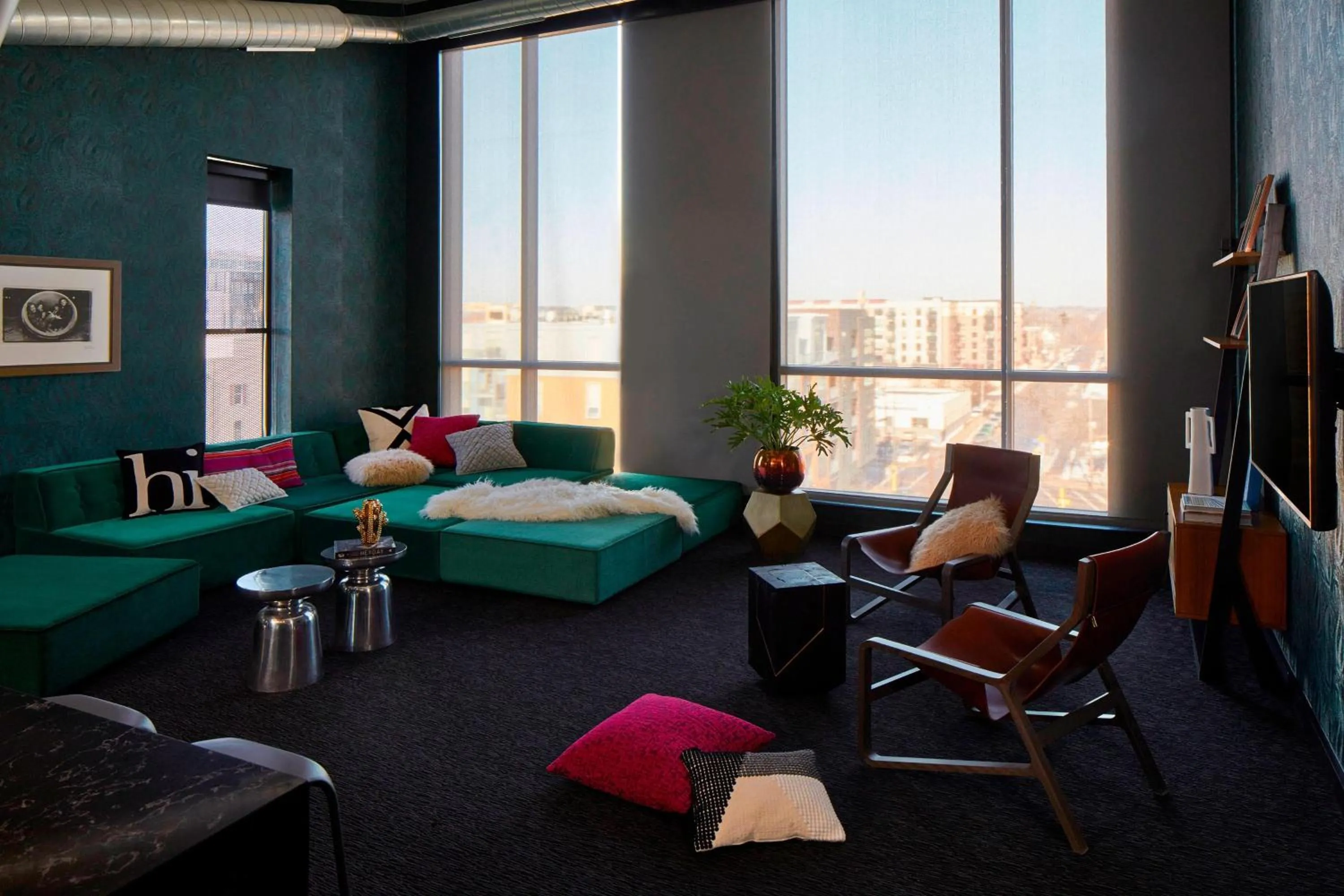 Meeting/conference room, Bed in MOXY Minneapolis Uptown