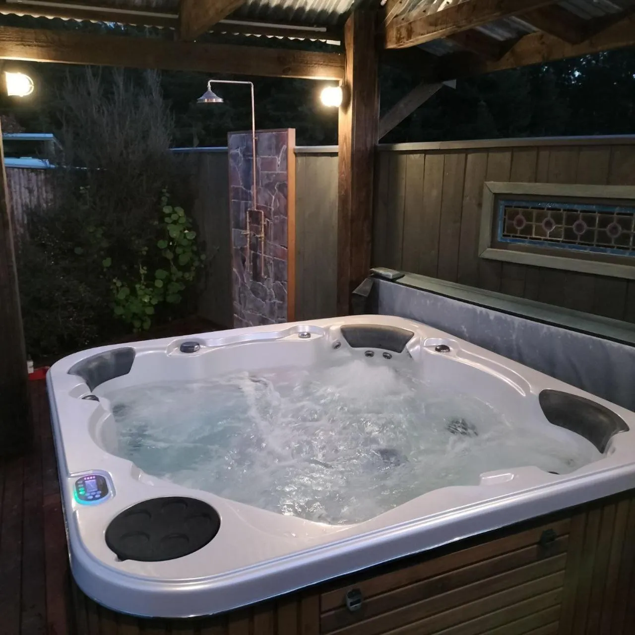 Hot Tub in Redwood Valley B & B