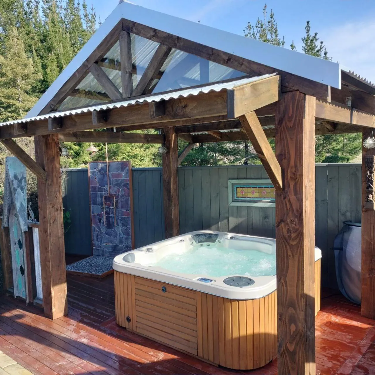 Hot Tub in Redwood Valley B & B