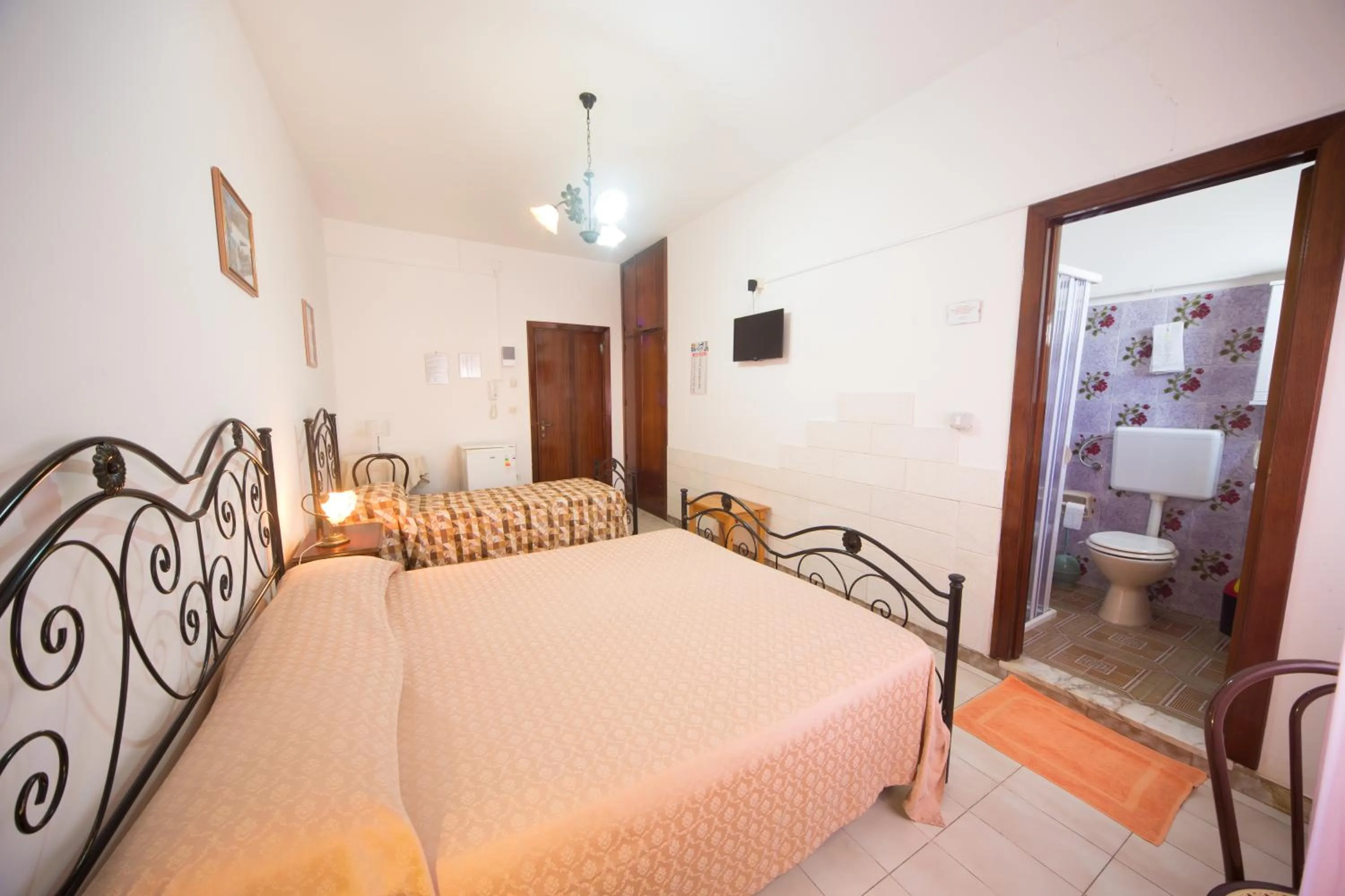 Photo of the whole room, Bed in Albergo Europa